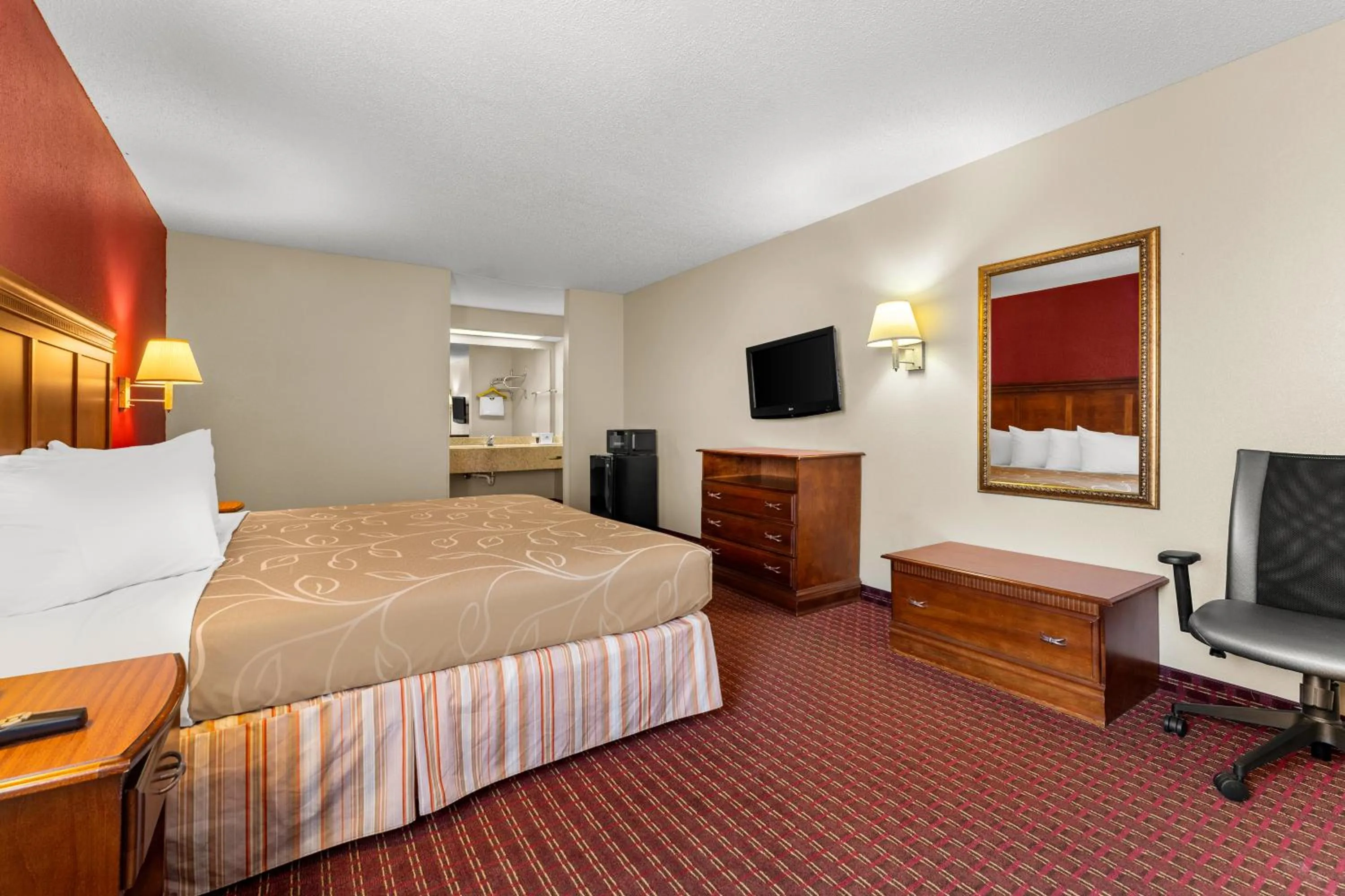 Bed in Americas Best Value Inn-Montezuma