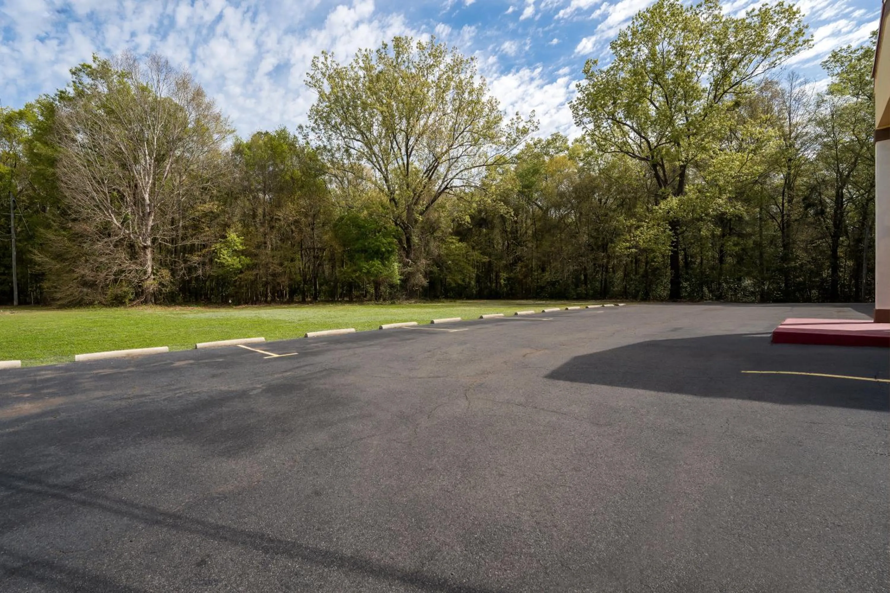 Parking in Americas Best Value Inn-Montezuma