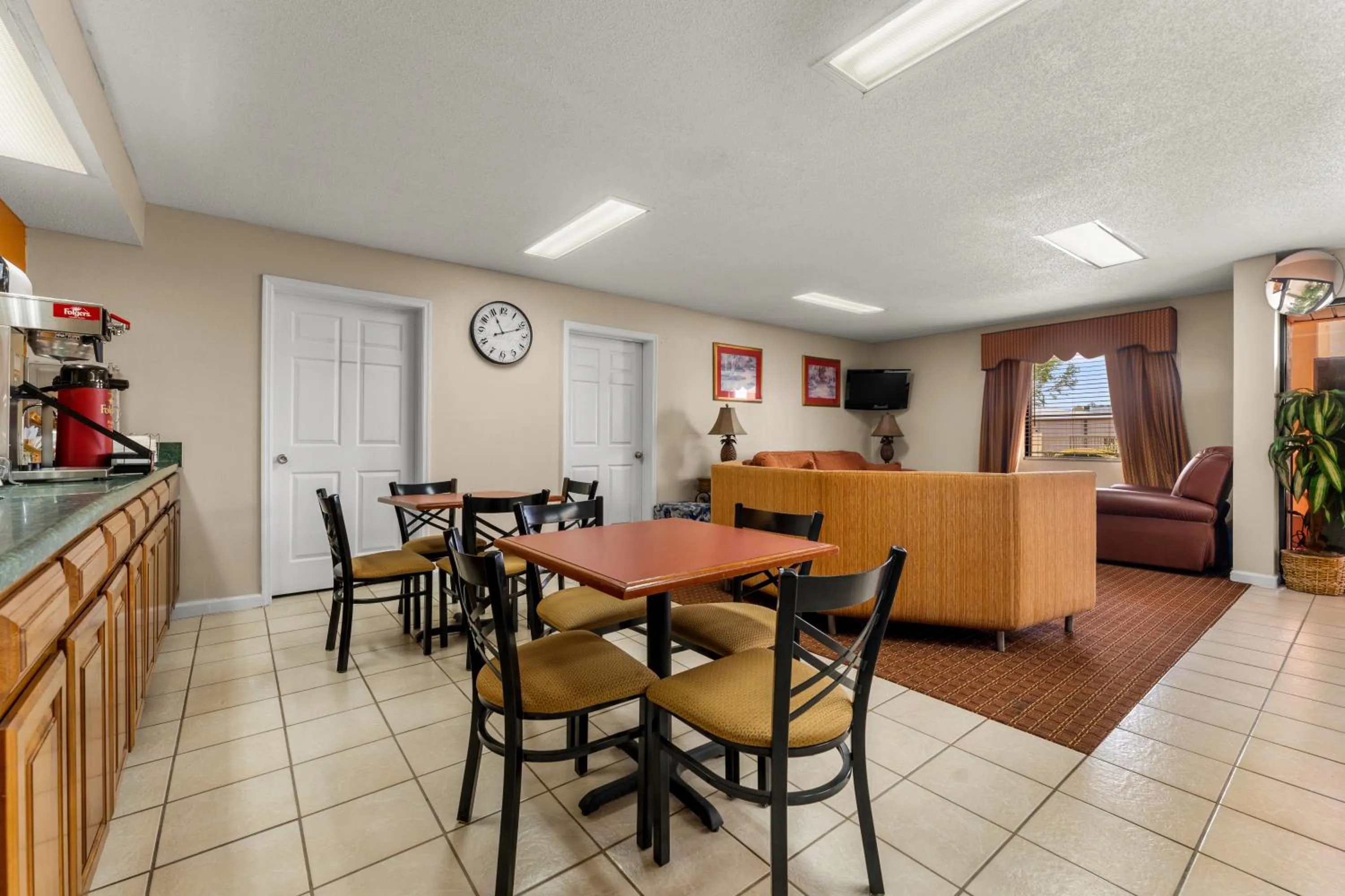 Seating area in Americas Best Value Inn-Montezuma