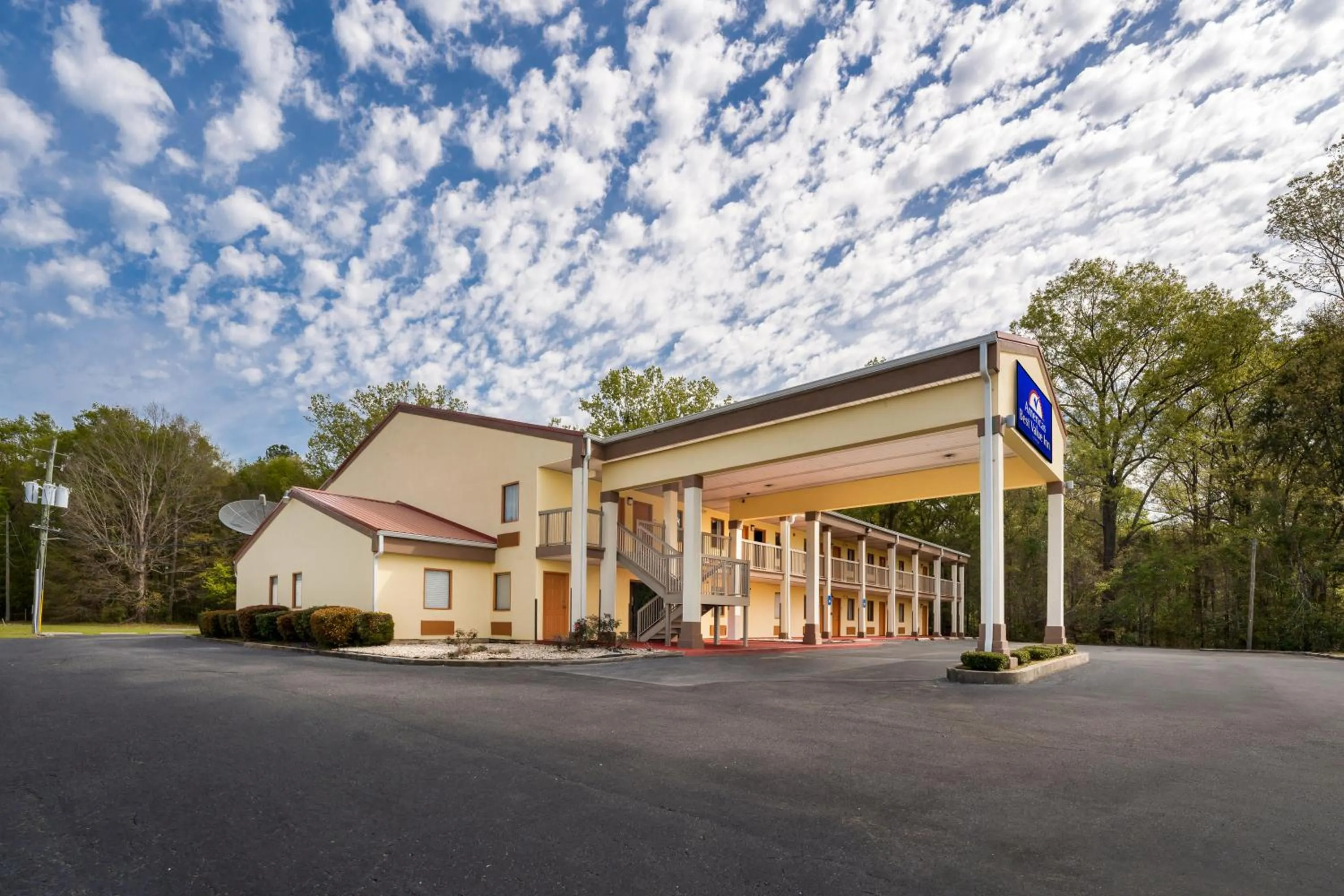Property building in Americas Best Value Inn-Montezuma