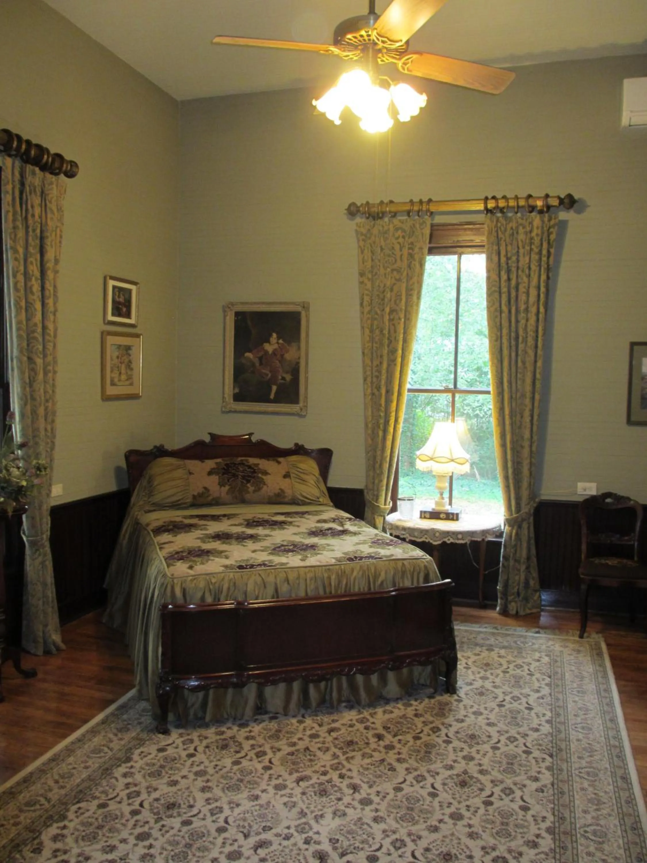 Bed in Adair Manor Bed & Breakfast