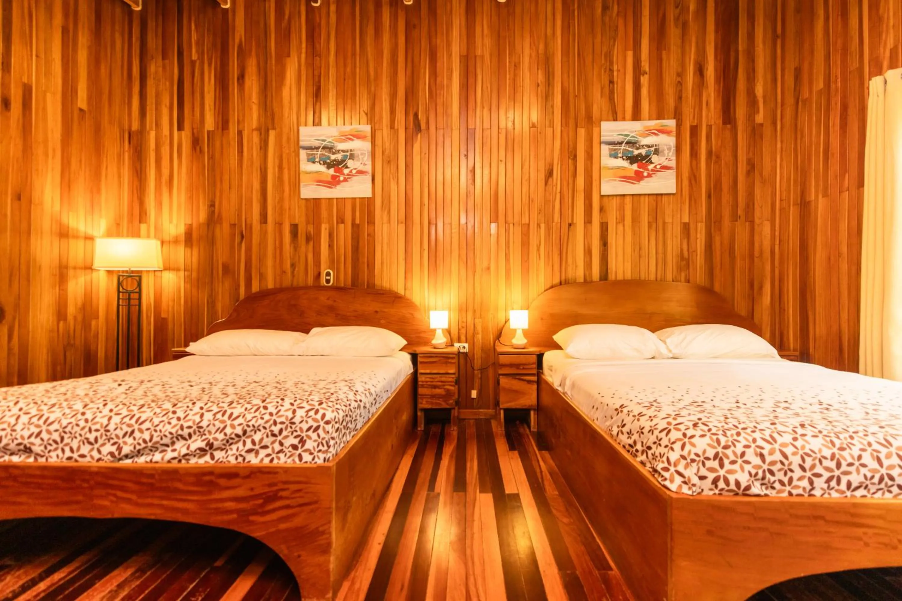 Bed in Jaguarundi Jungle Lodge - Monteverde