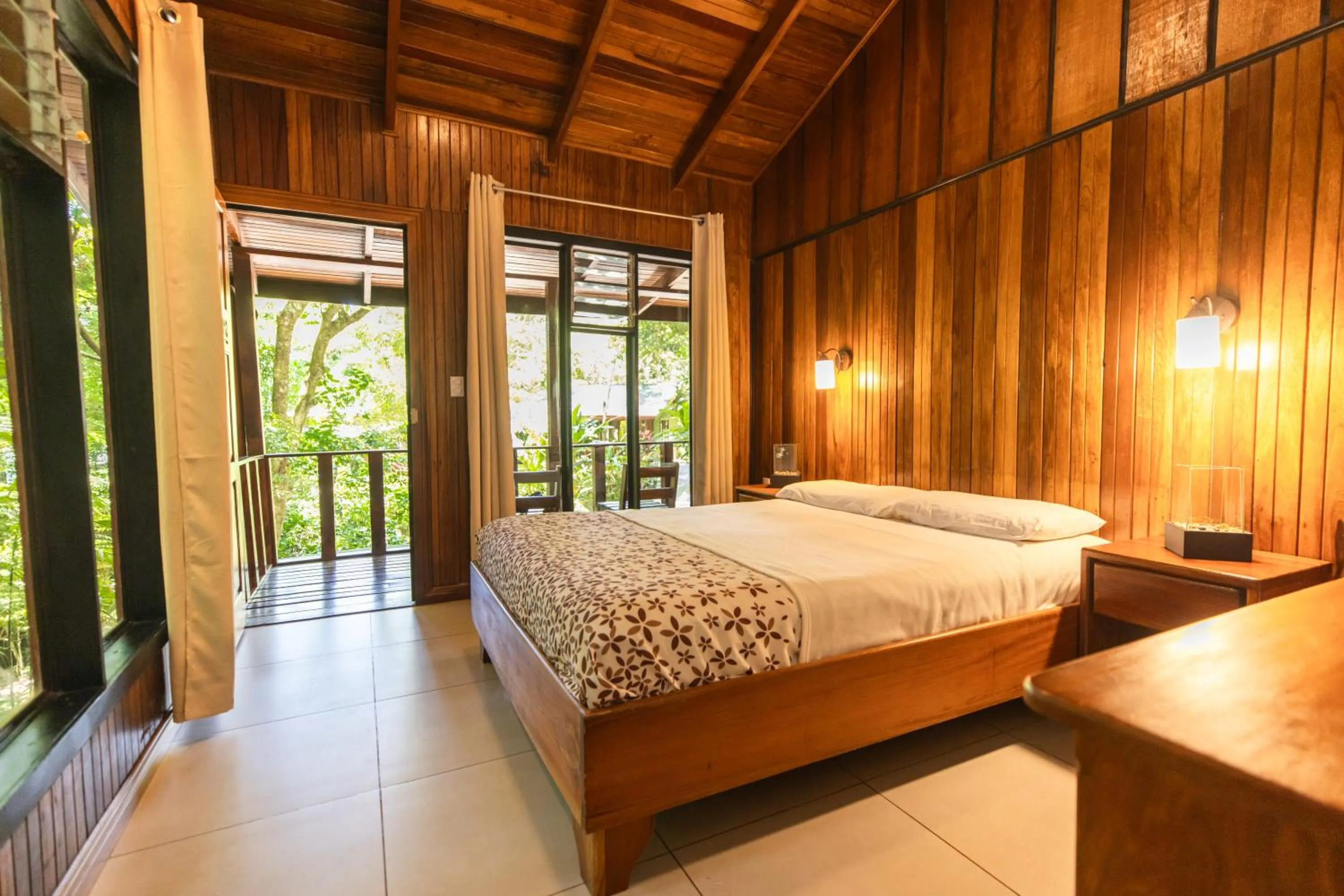 Bed in Jaguarundi Jungle Lodge - Monteverde