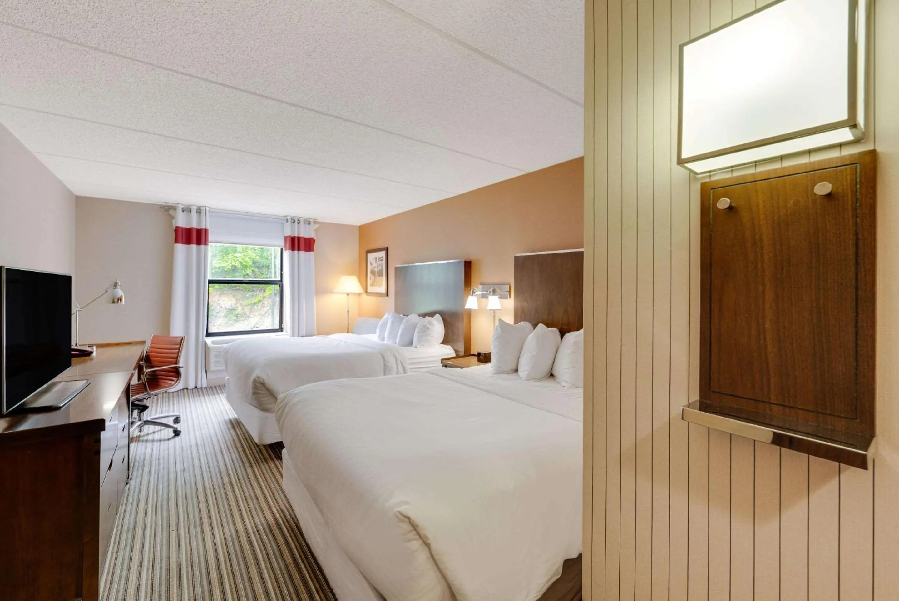 Bedroom, Bed in The Crossroads Hotel - Newburgh