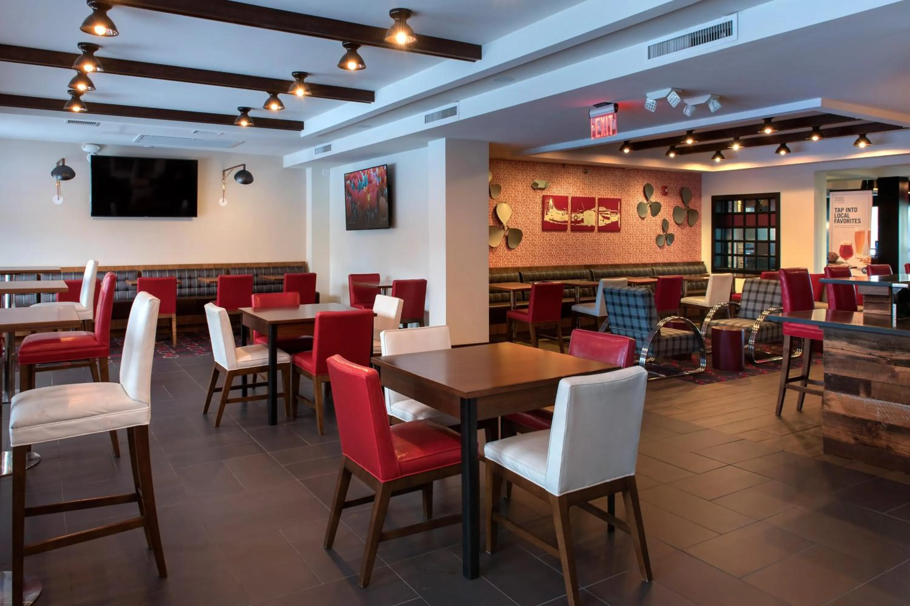 Restaurant/places to eat in The Crossroads Hotel - Newburgh