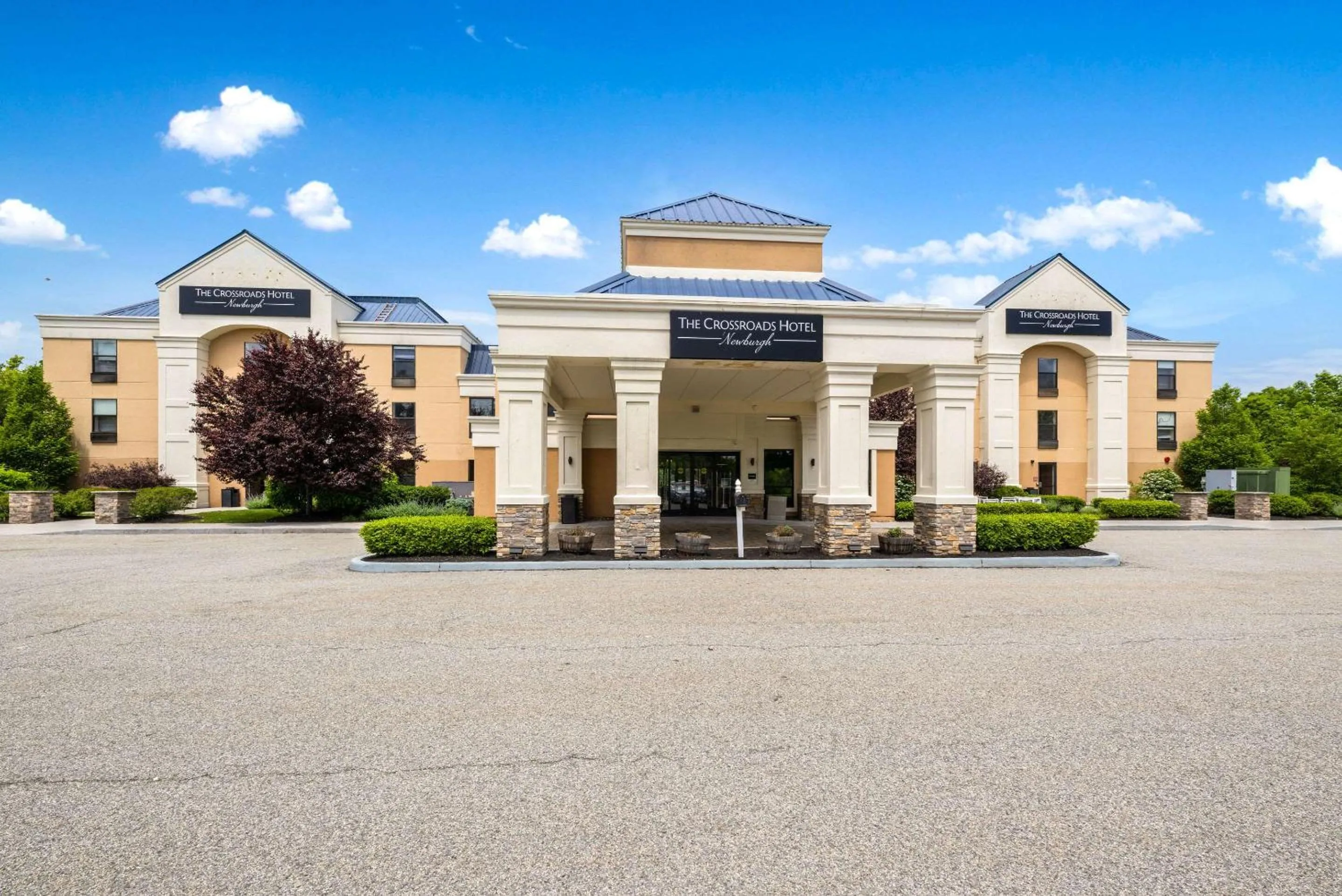 Property building in The Crossroads Hotel - Newburgh