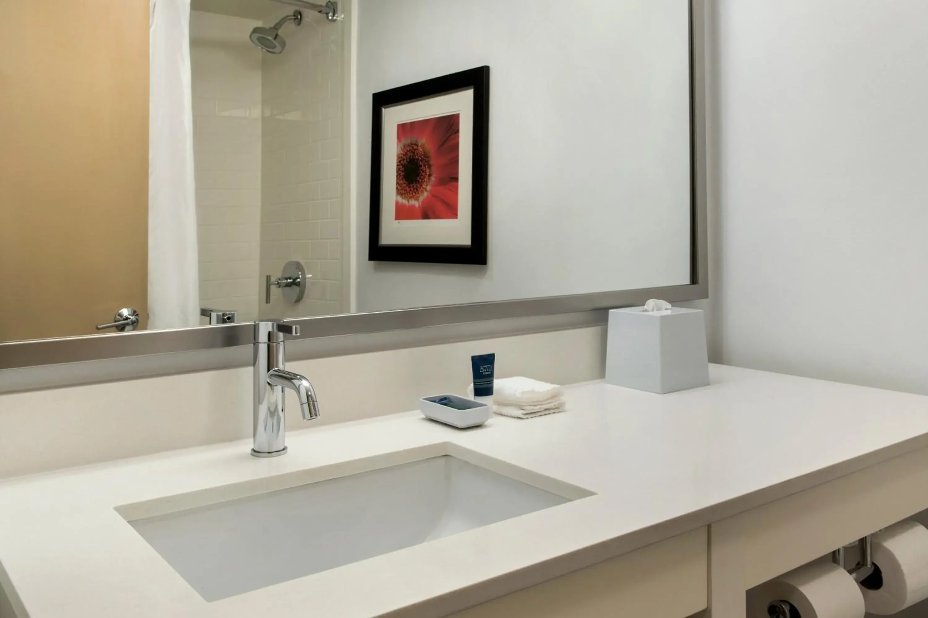 King Room with Roll-In Shower - Disability Access/Non Smoking in The Crossroads Hotel - Newburgh King Room with Roll-In Shower - Disability Access/Non Smoking in The Crossroads Hotel - Newburgh