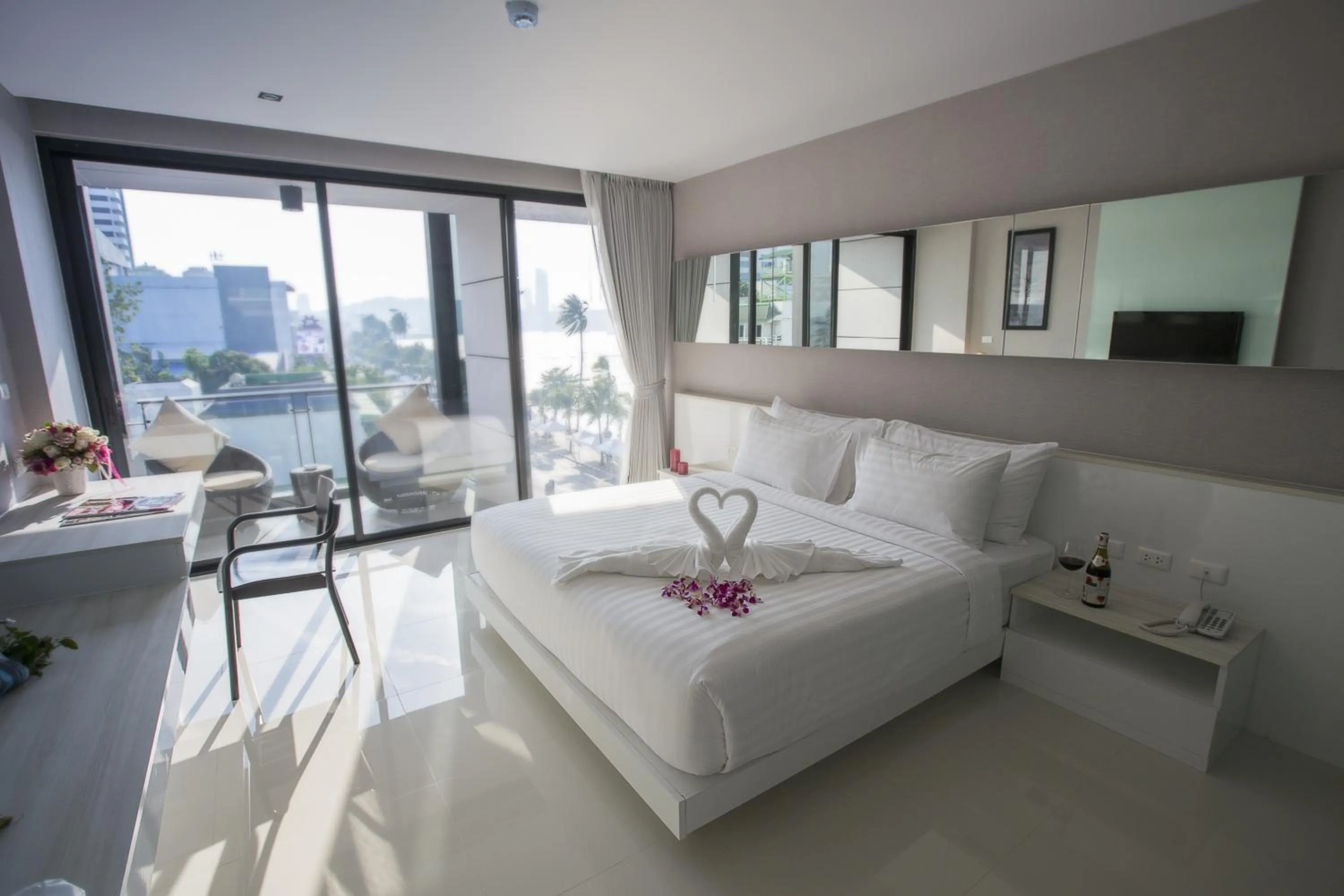 Photo of the whole room, Bed in Serenotel Pattaya
