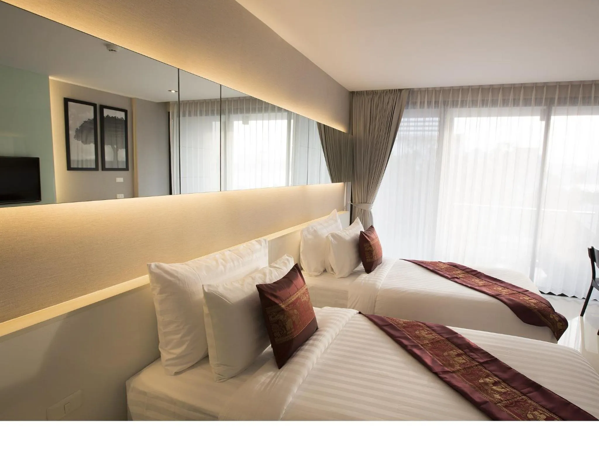 Photo of the whole room, Bed in Serenotel Pattaya