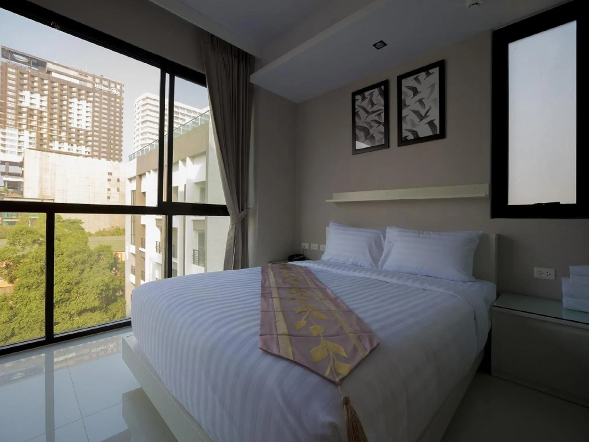 Photo of the whole room, Bed in Serenotel Pattaya