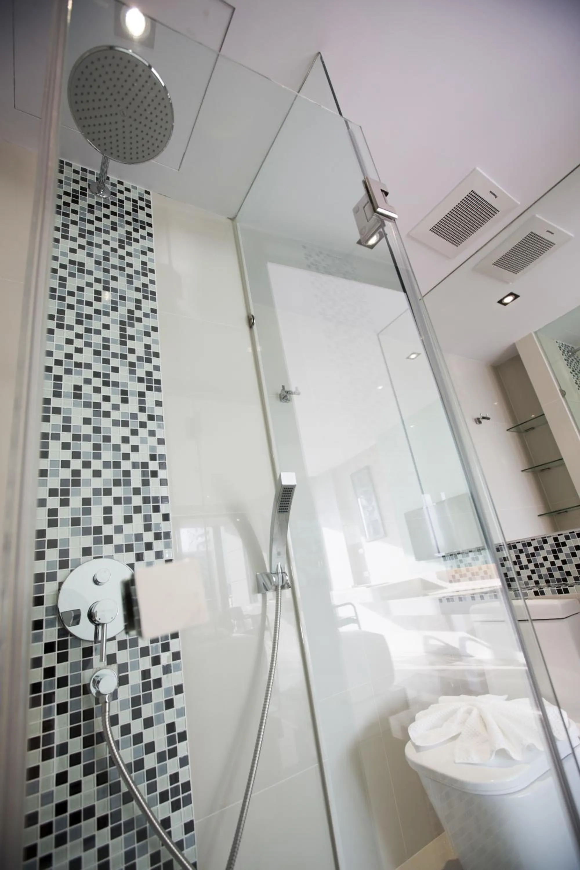 Shower in Serenotel Pattaya