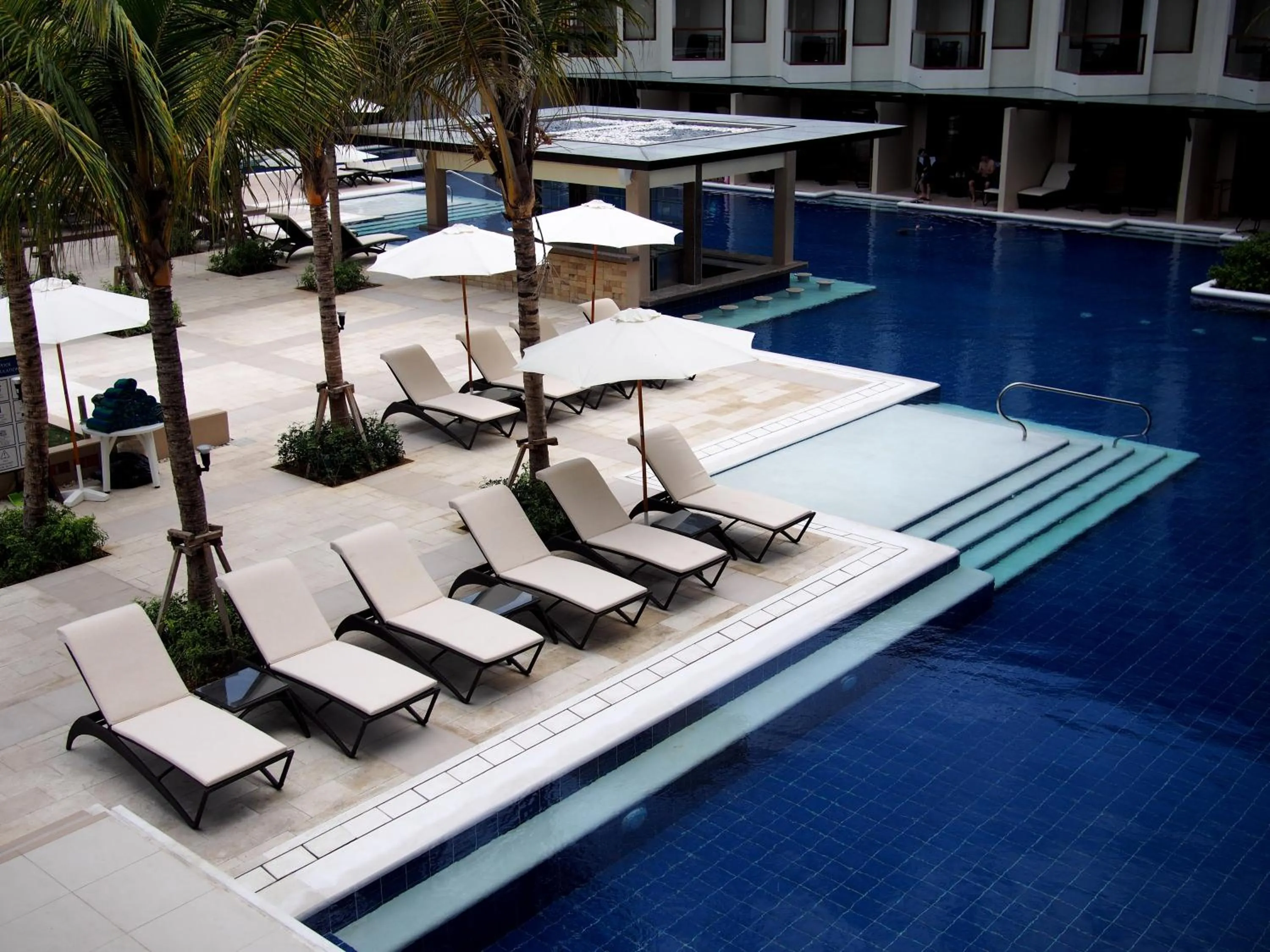 Swimming pool in Henann Resort Alona Beach