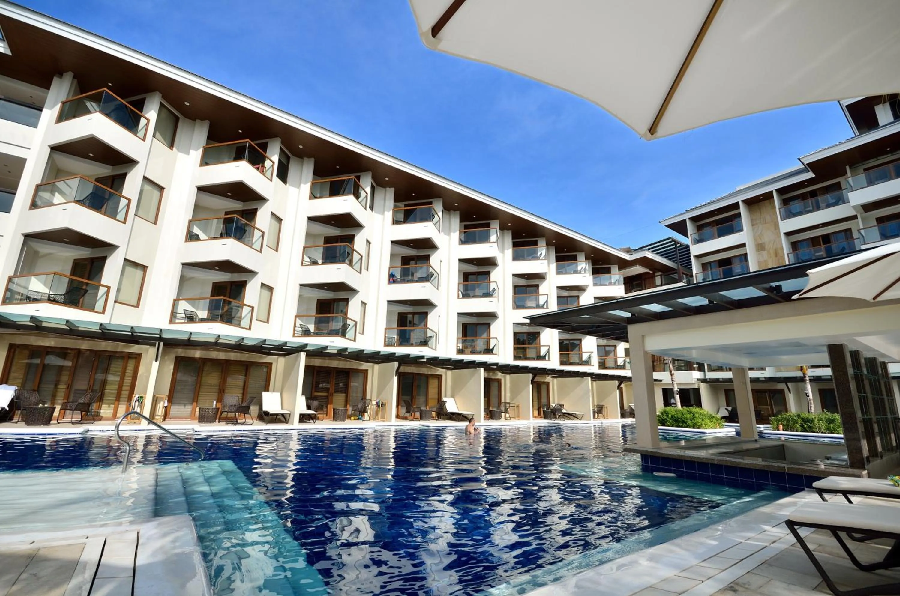 Swimming pool in Henann Resort Alona Beach