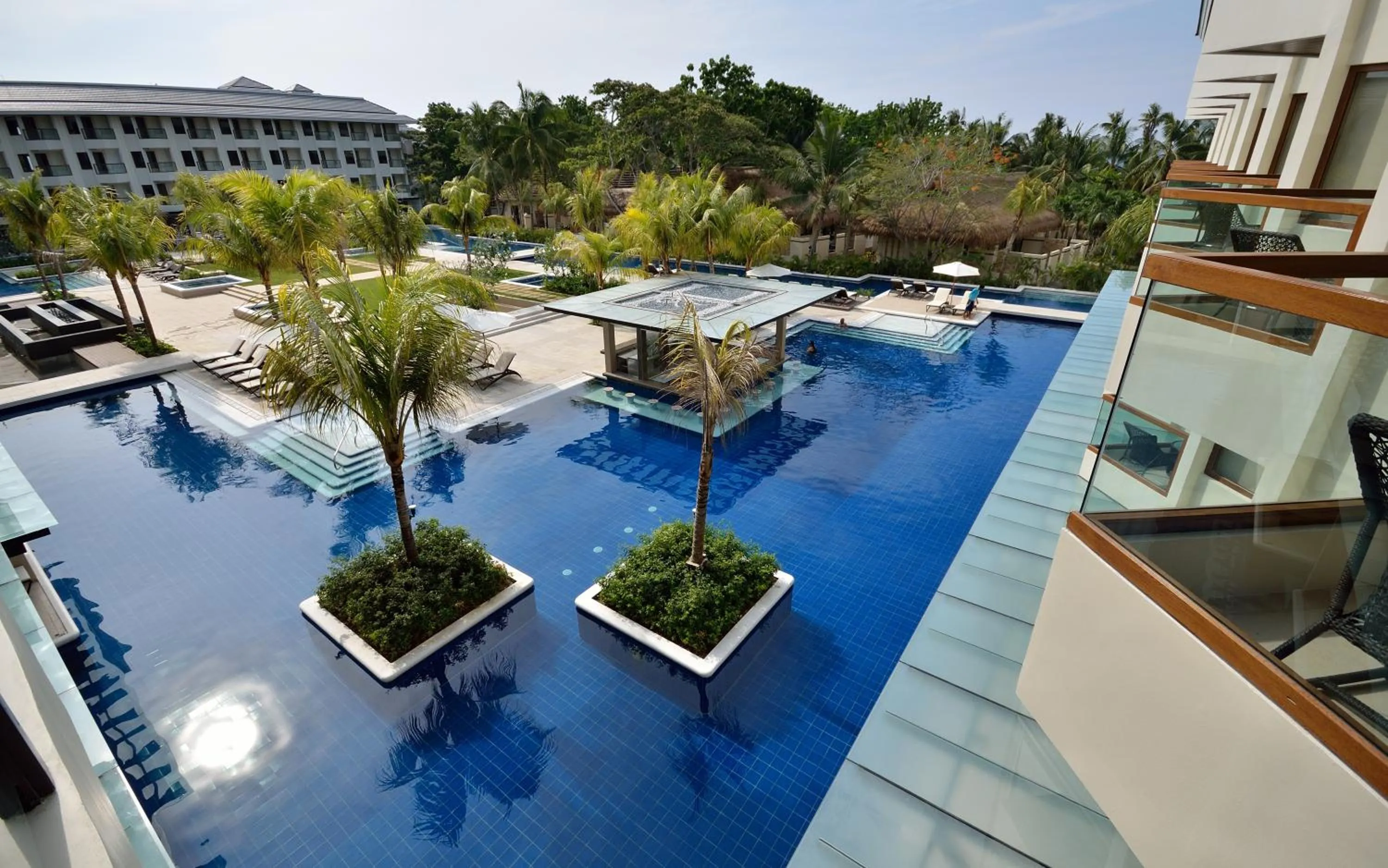 Swimming pool in Henann Resort Alona Beach