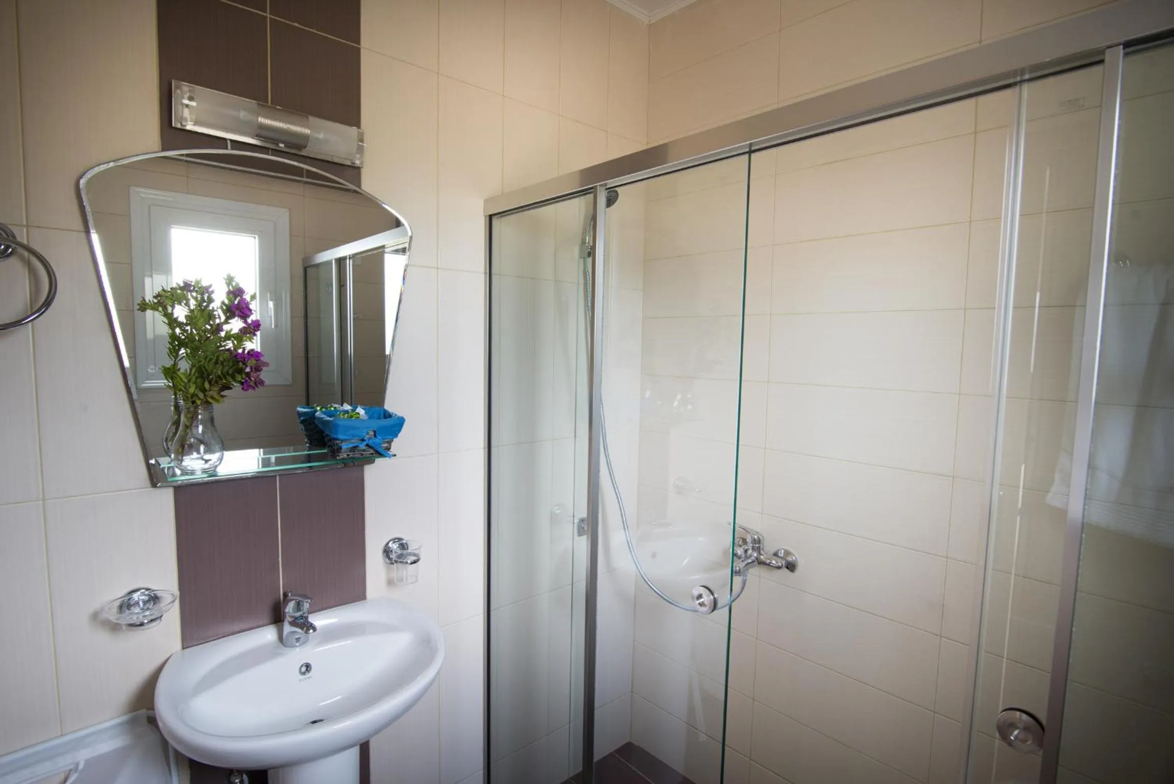 Shower in Baywatch Hotel