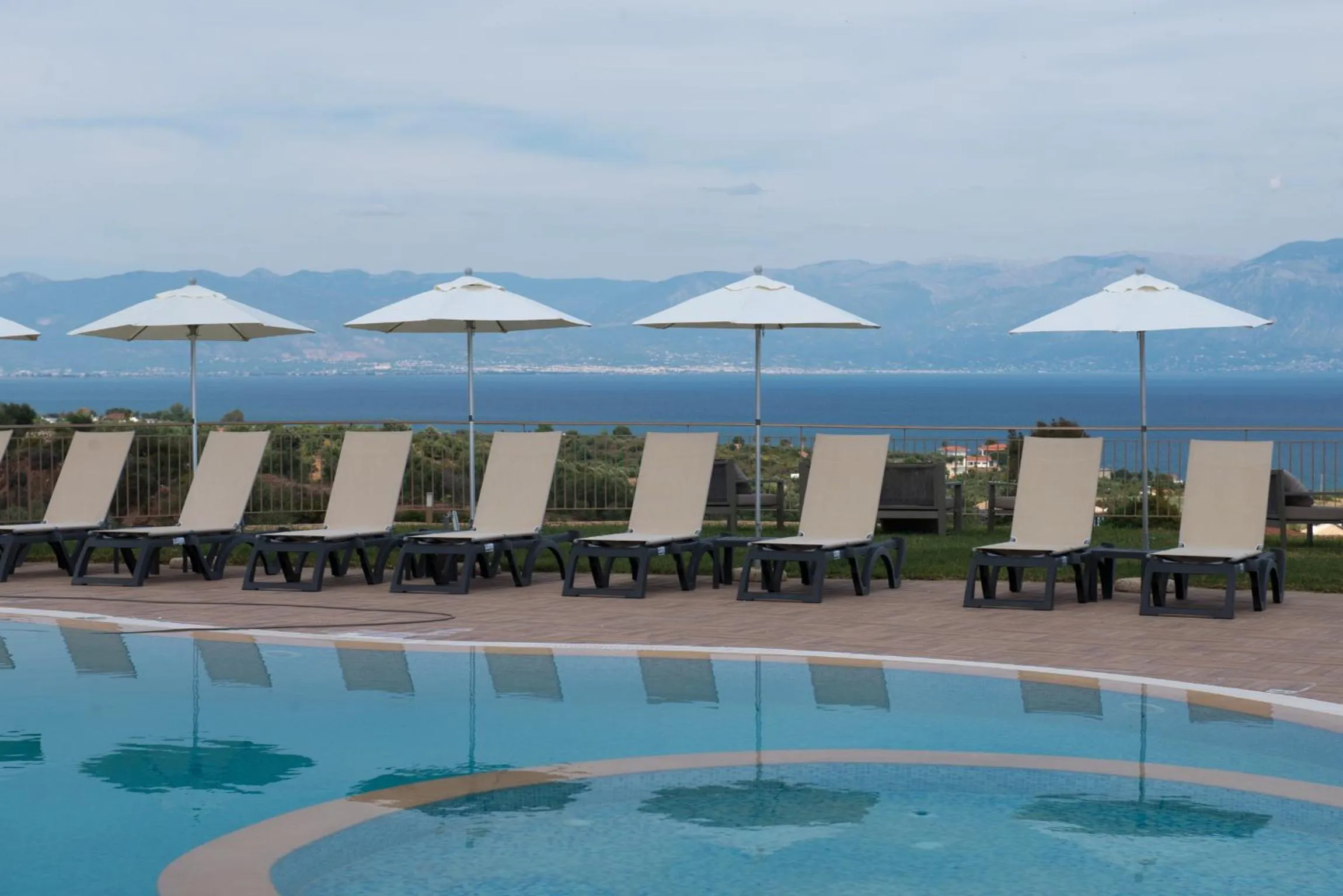 Mountain view in Baywatch Hotel