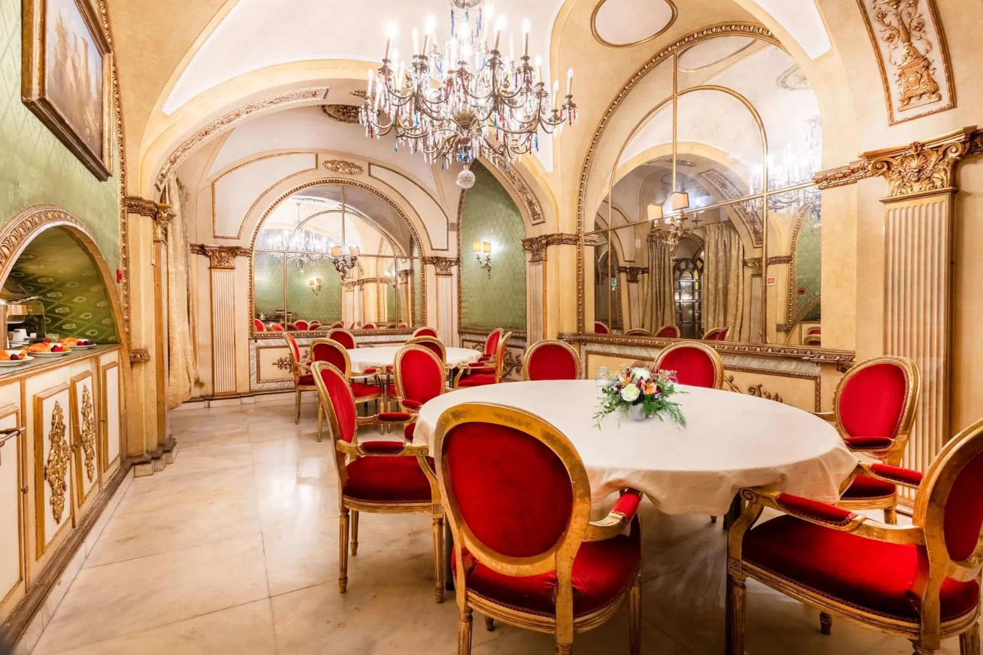 Restaurant/places to eat in Hotel Des Epoques