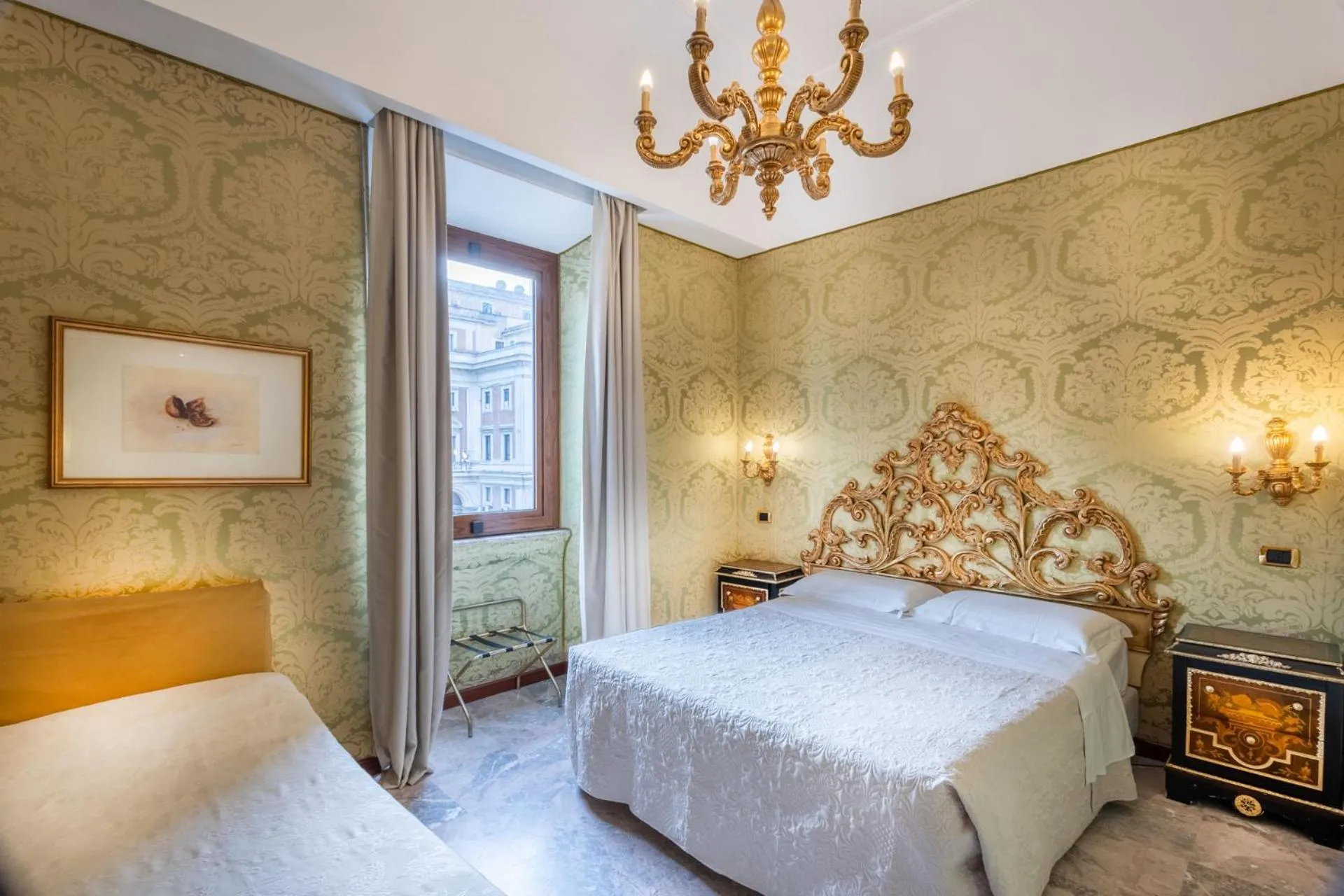 Photo of the whole room in Hotel Des Epoques