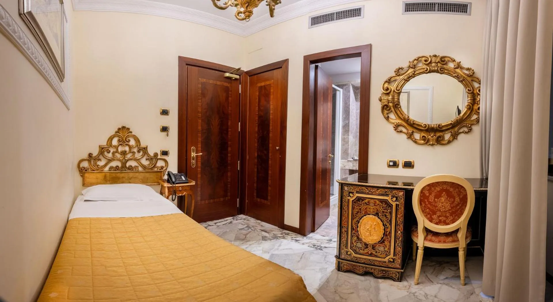 Photo of the whole room in Hotel Des Epoques