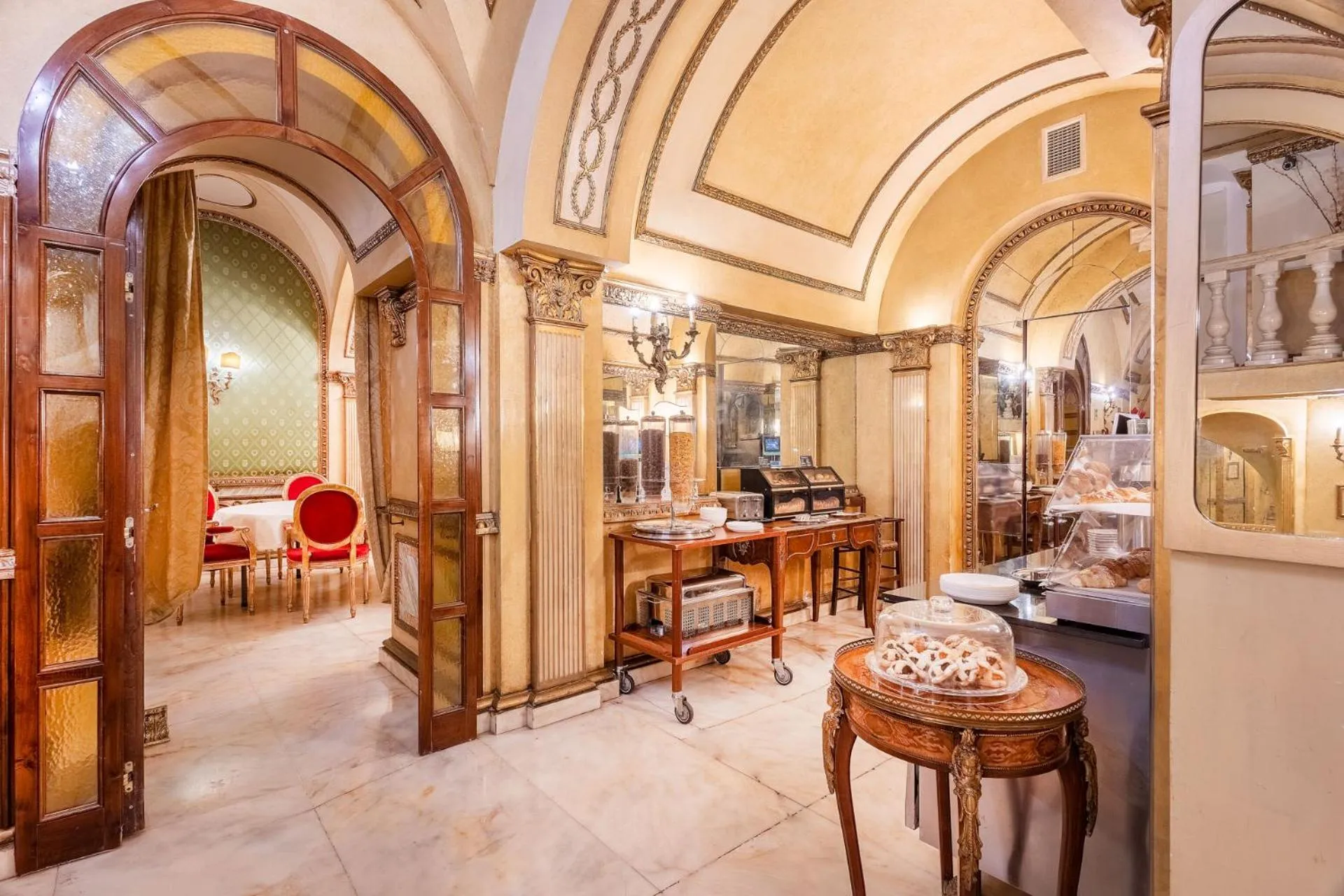 Breakfast in Hotel Des Epoques