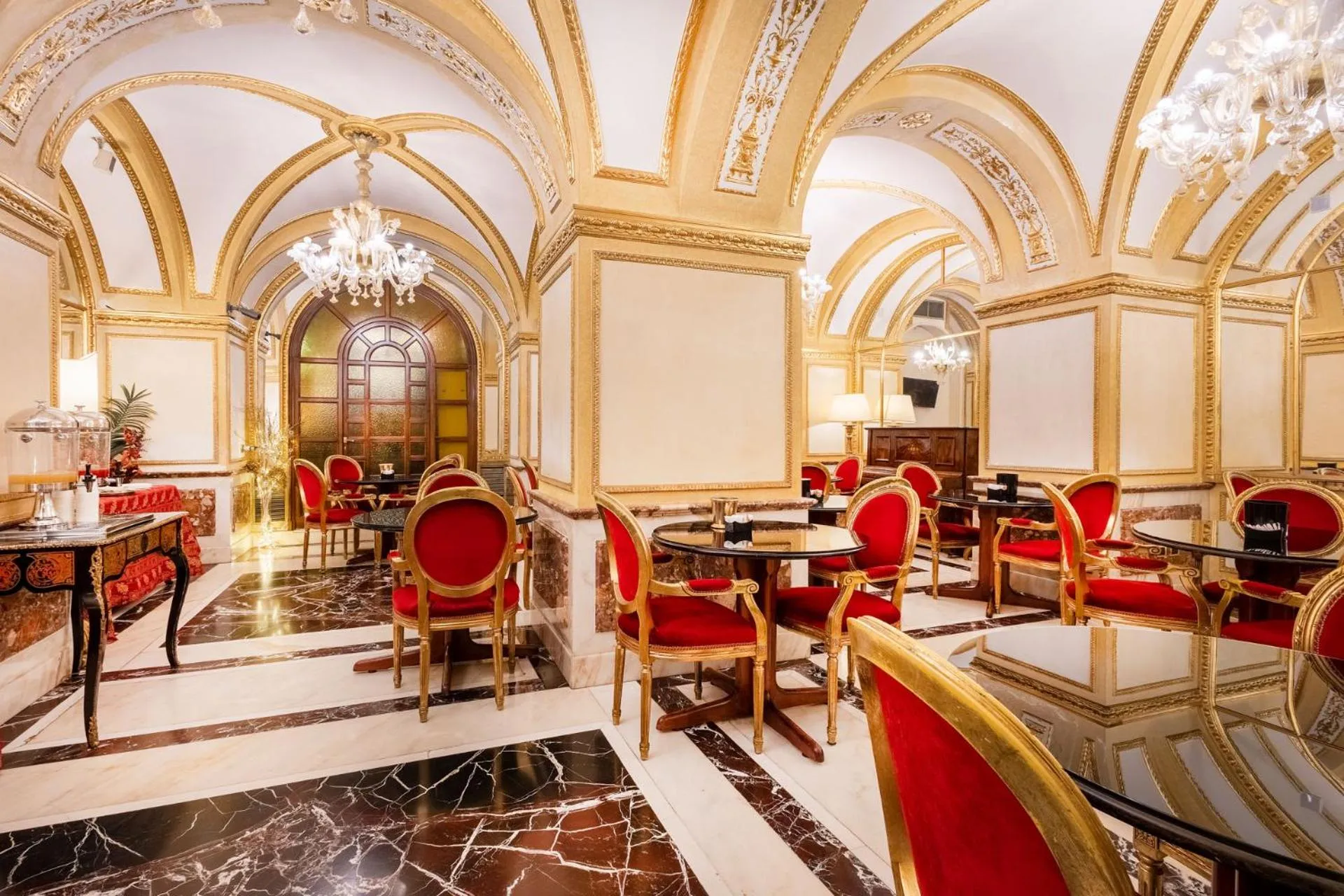 Restaurant/places to eat in Hotel Des Epoques