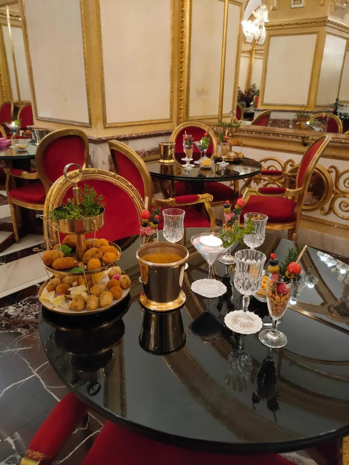 Restaurant/places to eat in Hotel Des Epoques