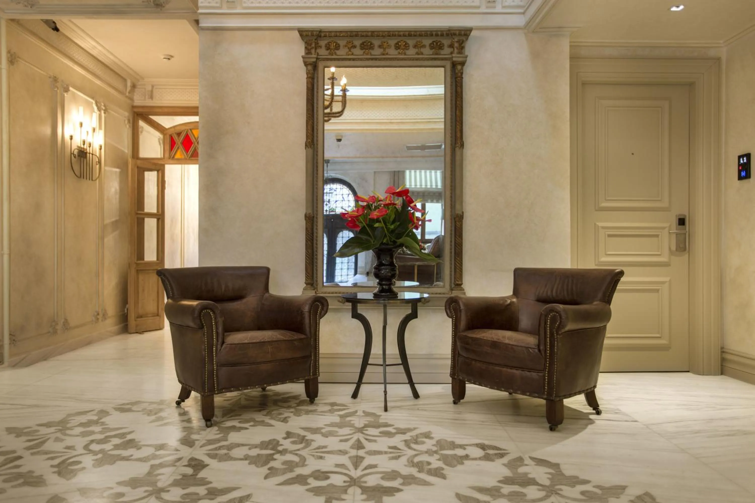 Communal lounge/ TV room in Taxim Lounge Hotel Special Category