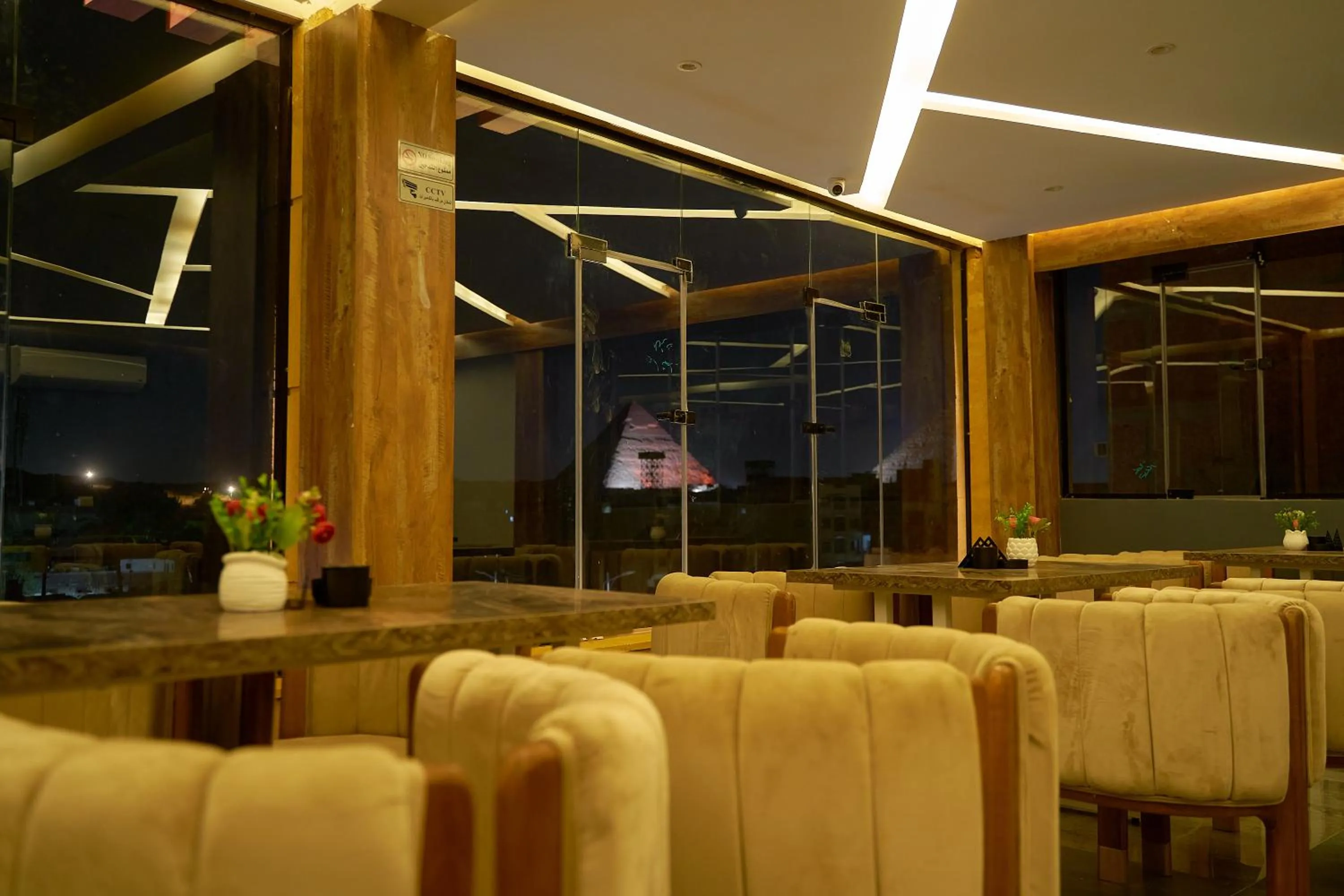 Restaurant/places to eat in Crown Pyramids View Hotel