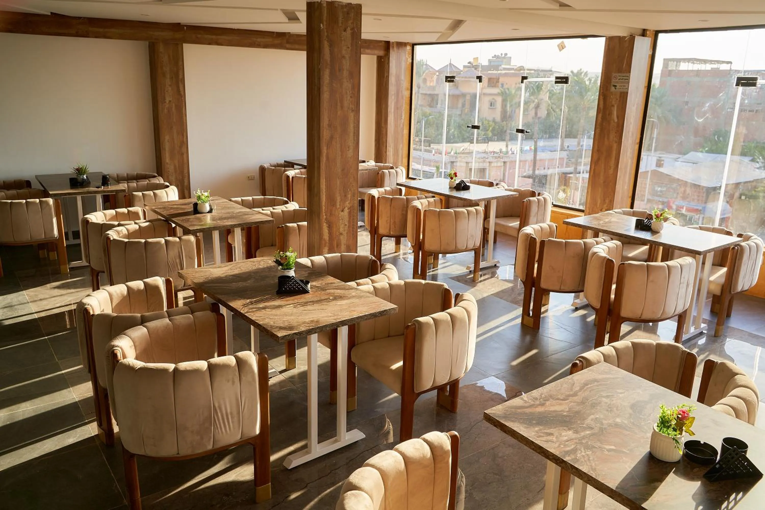 Restaurant/places to eat in Crown Pyramids View Hotel