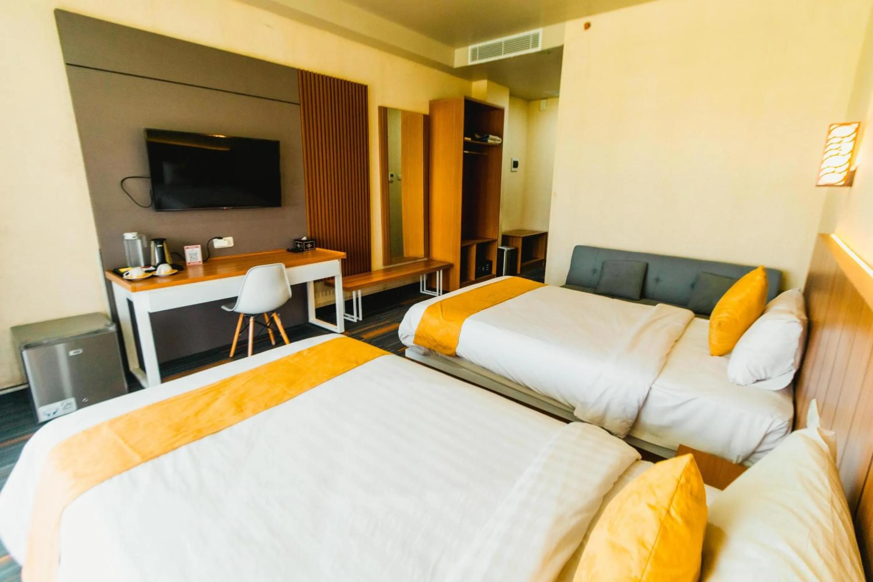 Communal lounge/ TV room in De Balen Soultan Hotel