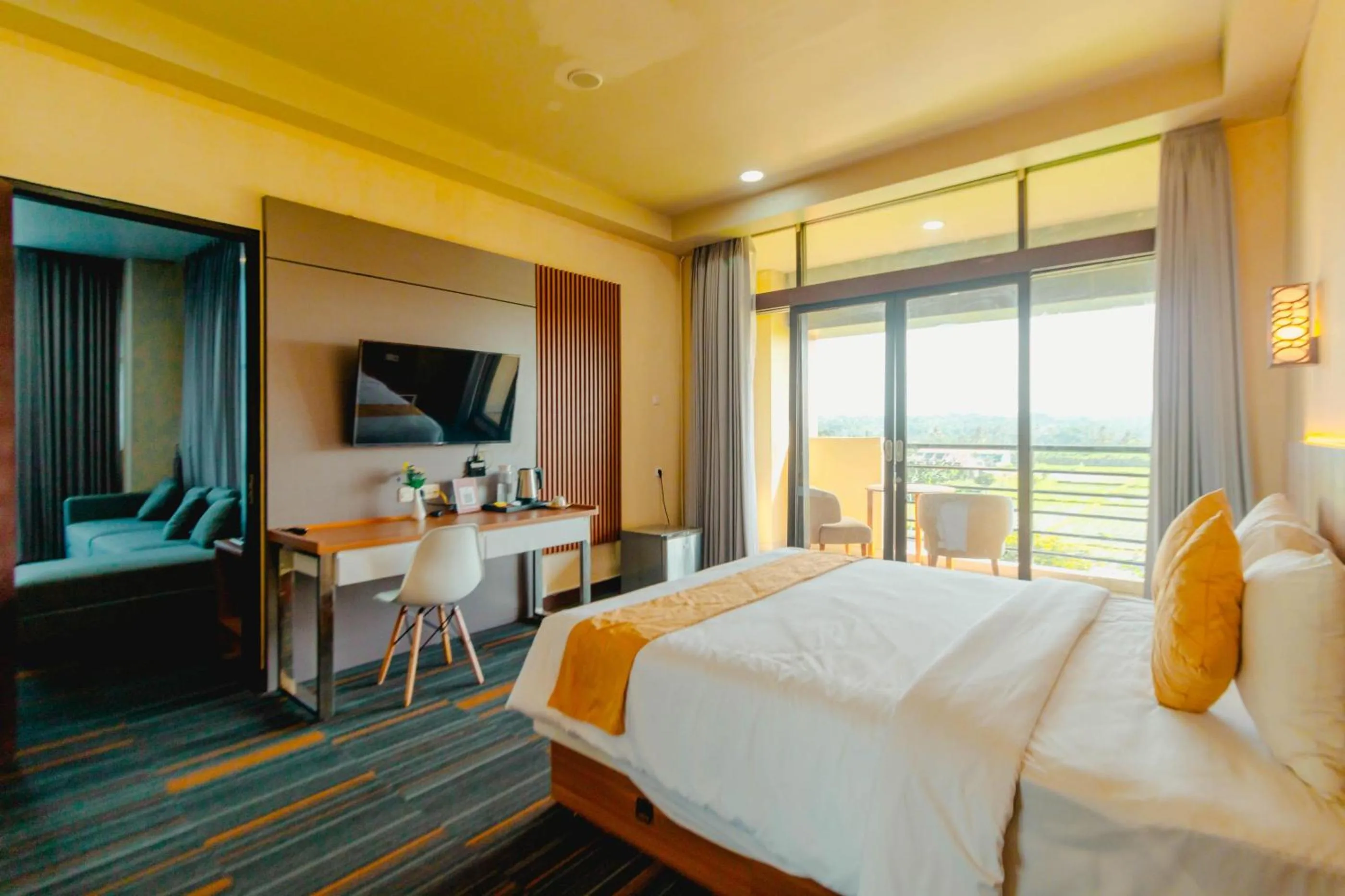 Communal lounge/ TV room in De Balen Soultan Hotel