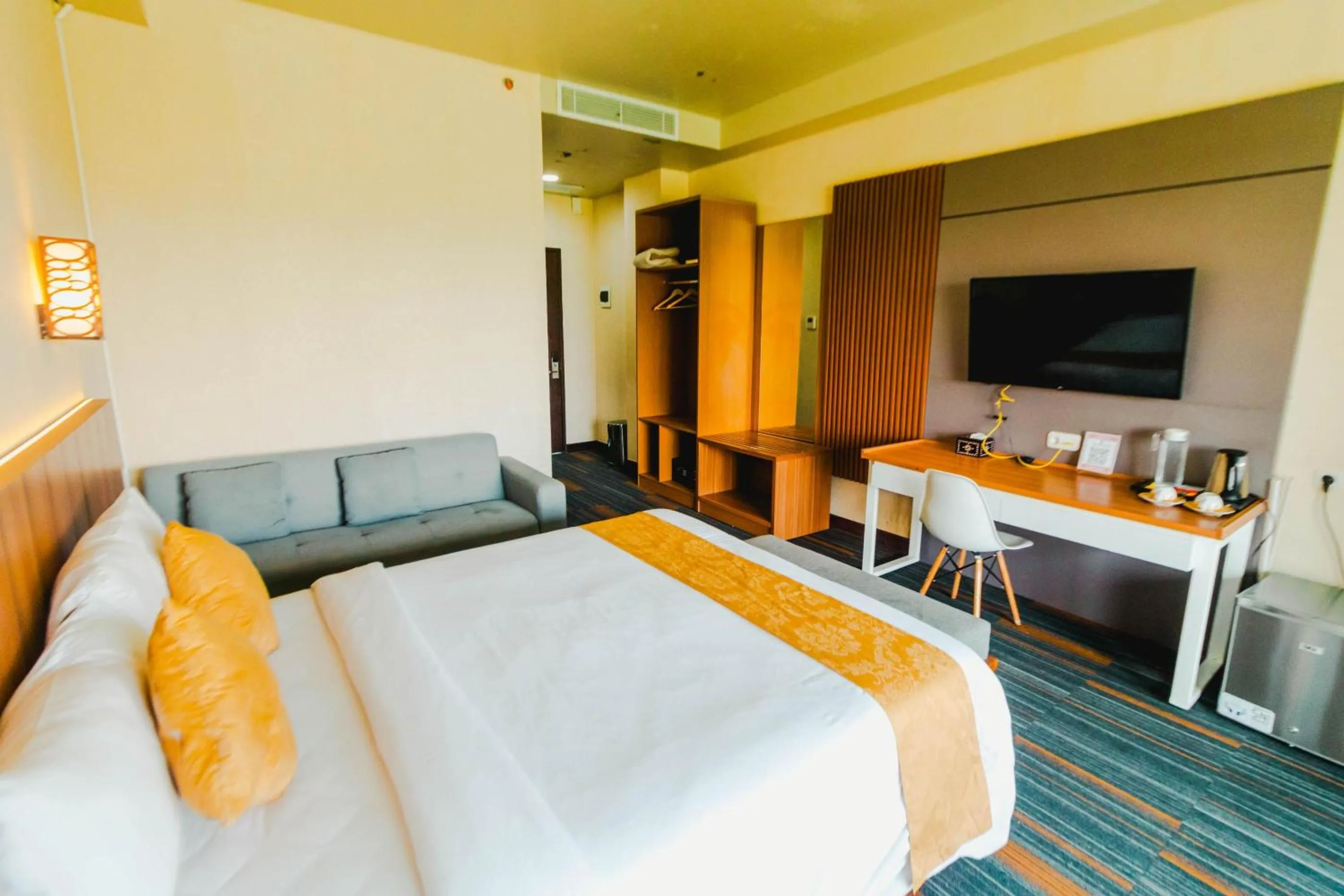 Communal lounge/ TV room in De Balen Soultan Hotel