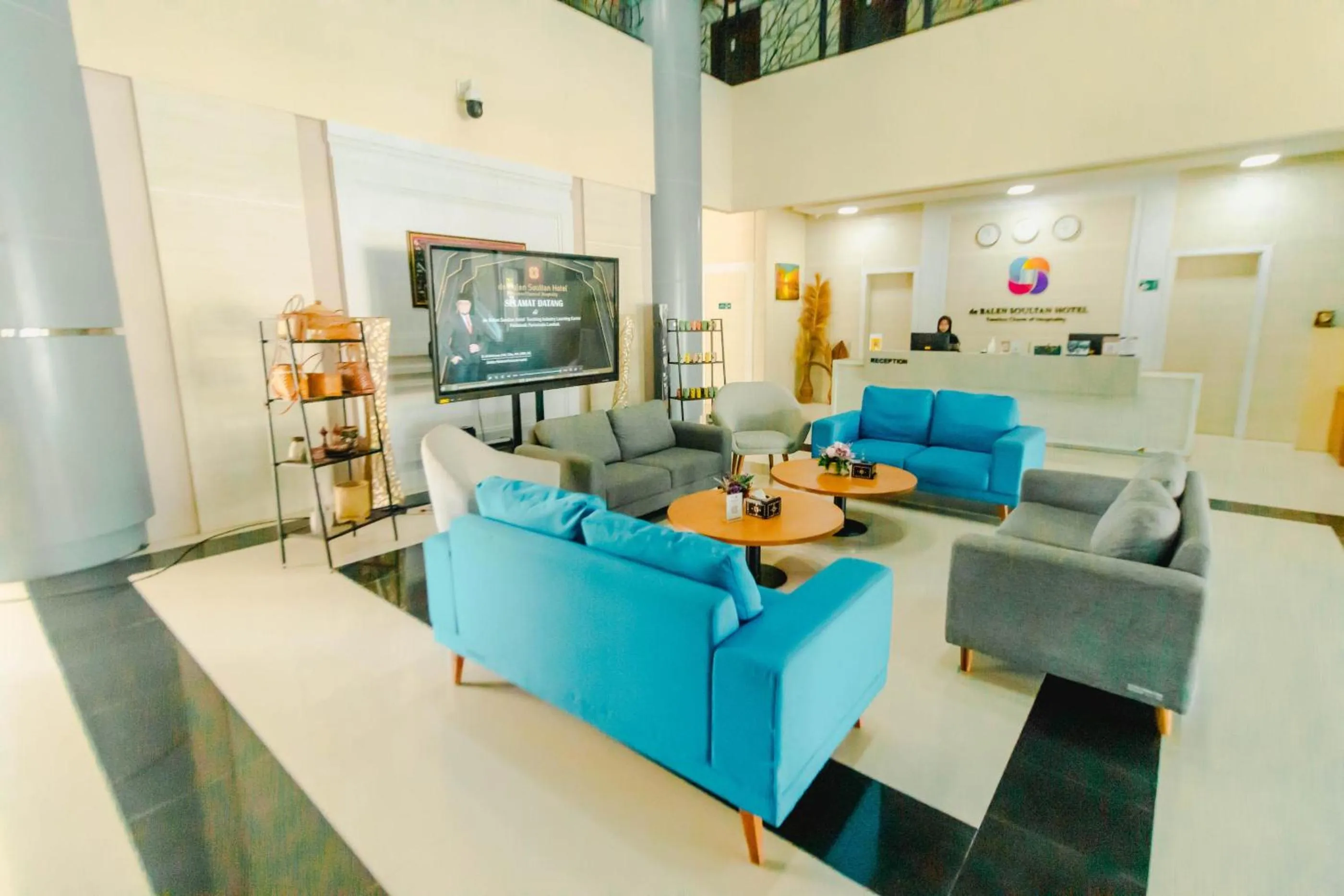 Communal lounge/ TV room in De Balen Soultan Hotel