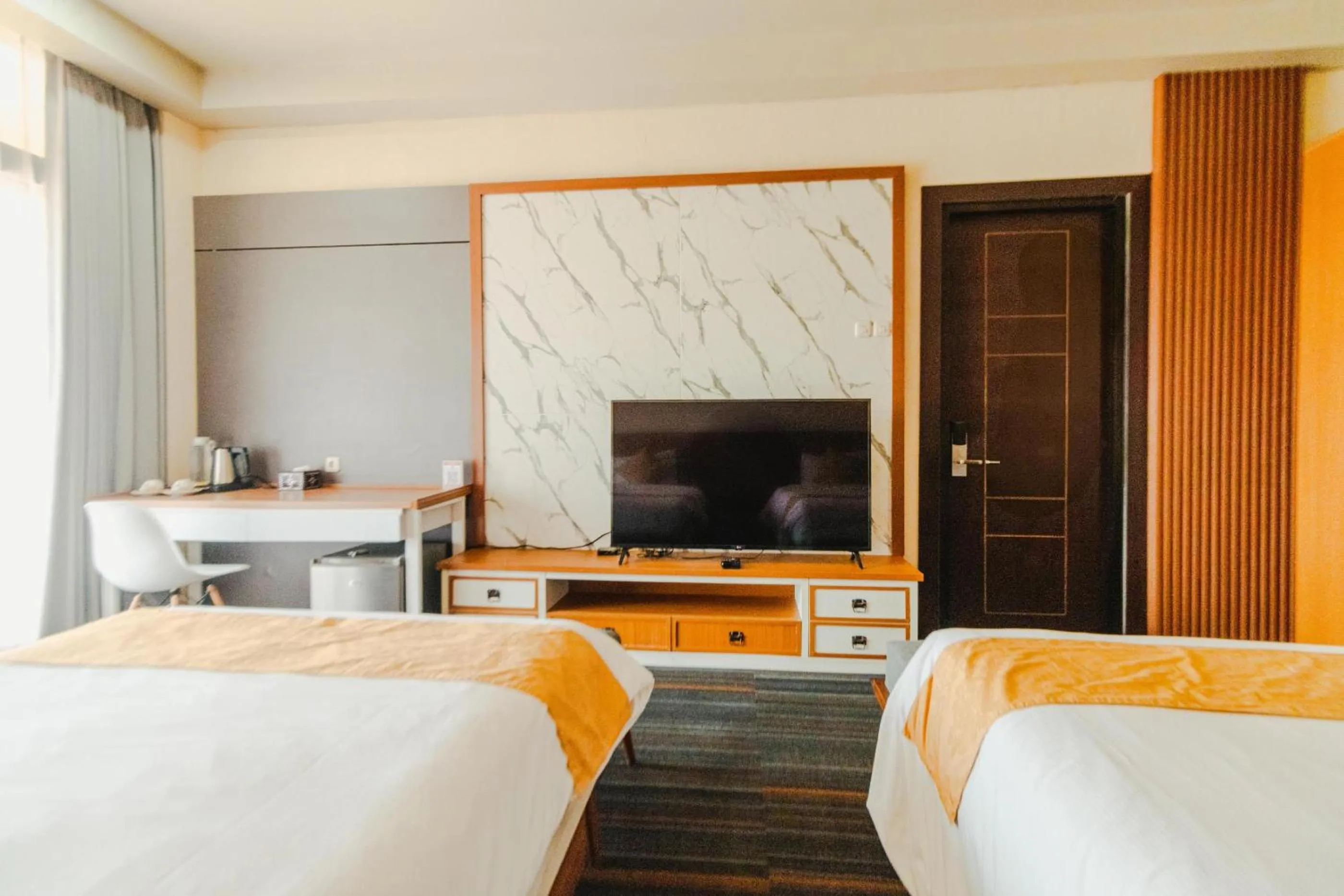 Communal lounge/ TV room in De Balen Soultan Hotel