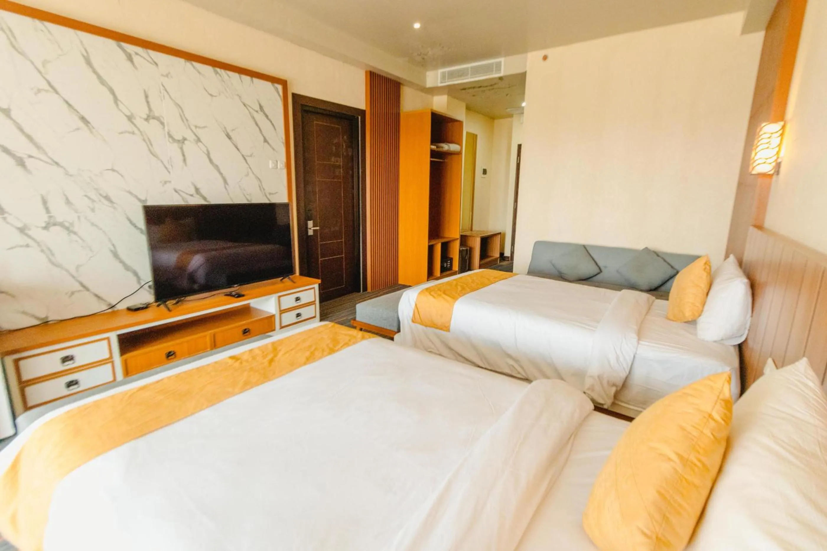 Communal lounge/ TV room in De Balen Soultan Hotel