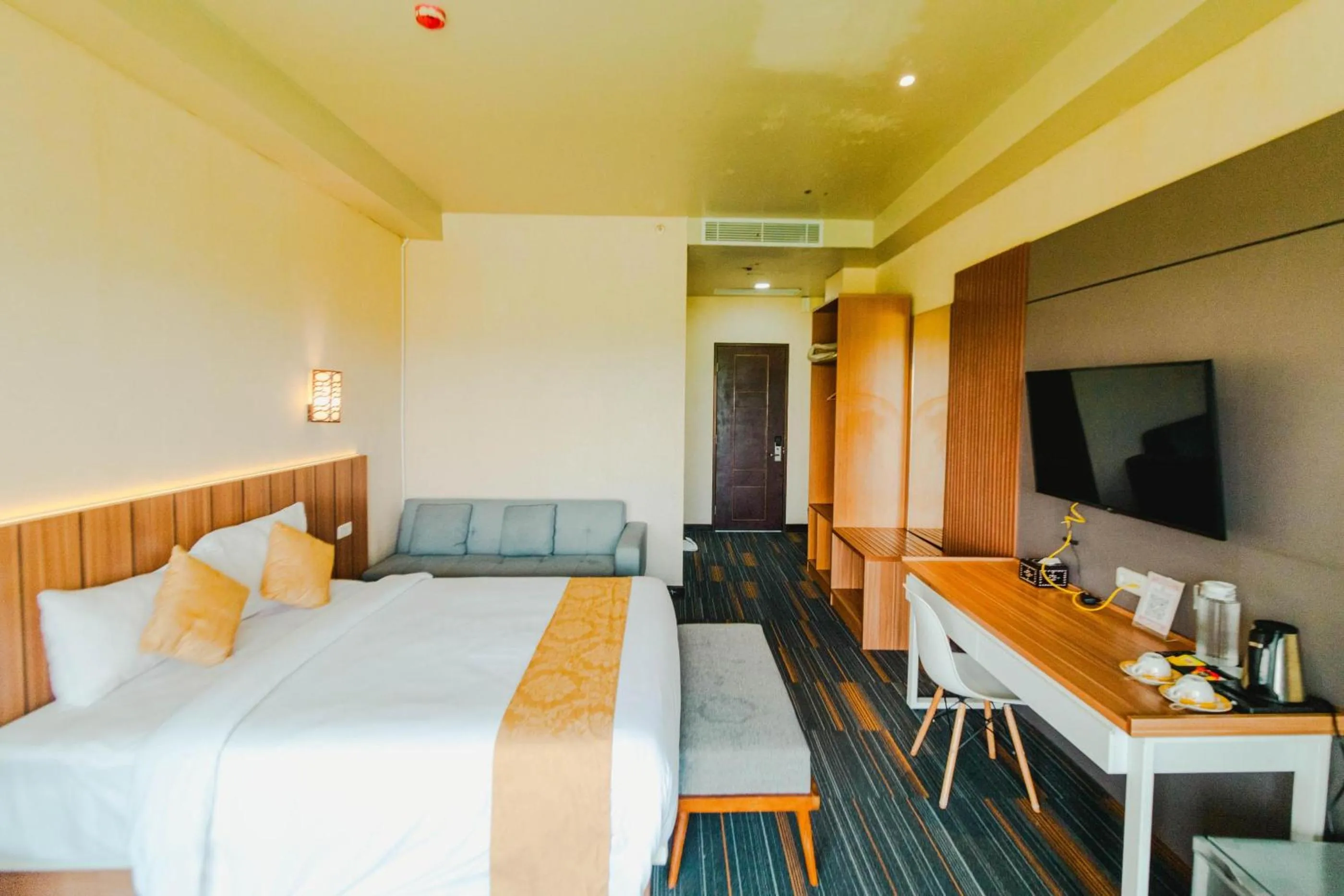 Communal lounge/ TV room in De Balen Soultan Hotel