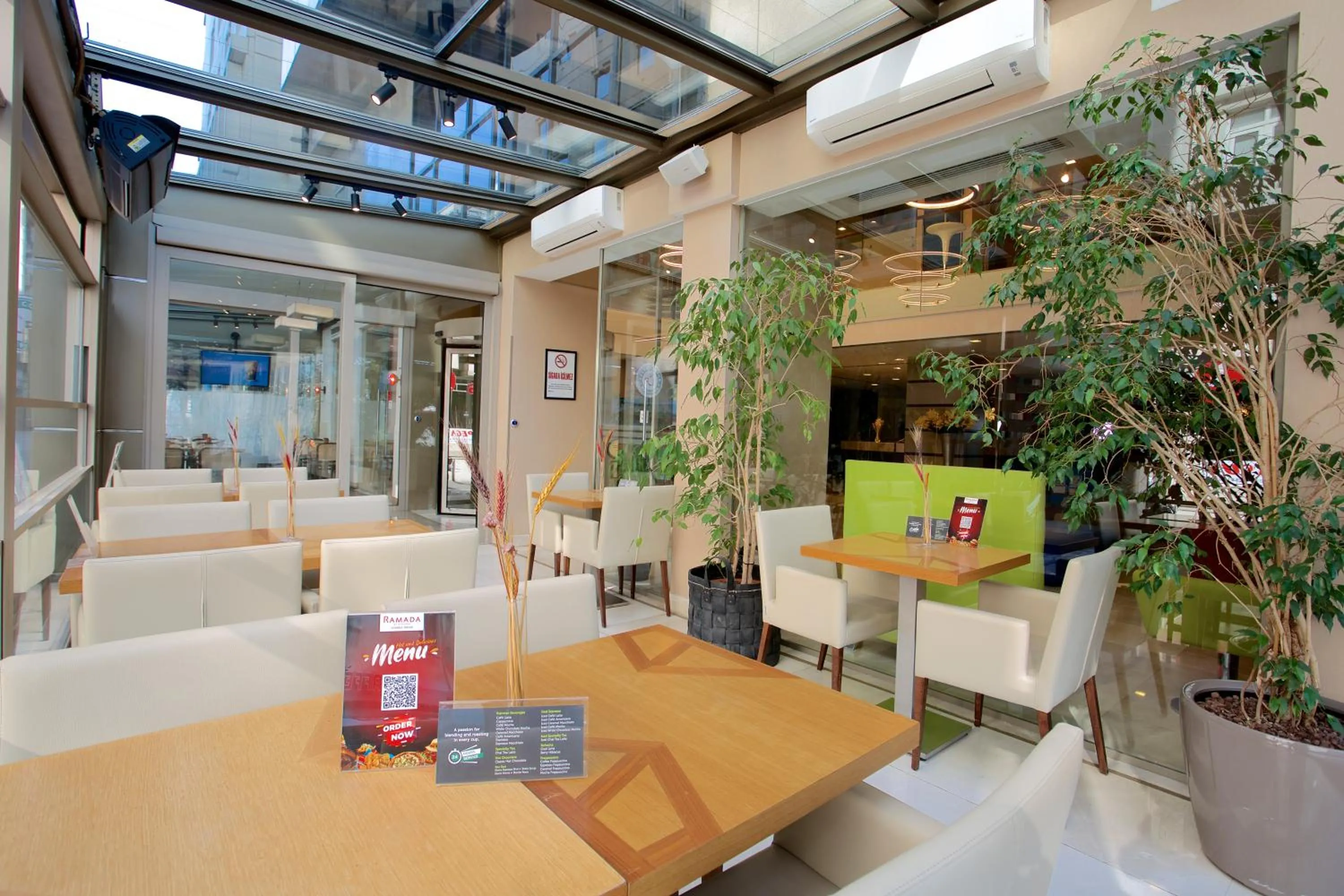 Living room in Ramada By Wyndham İstanbul Taksim