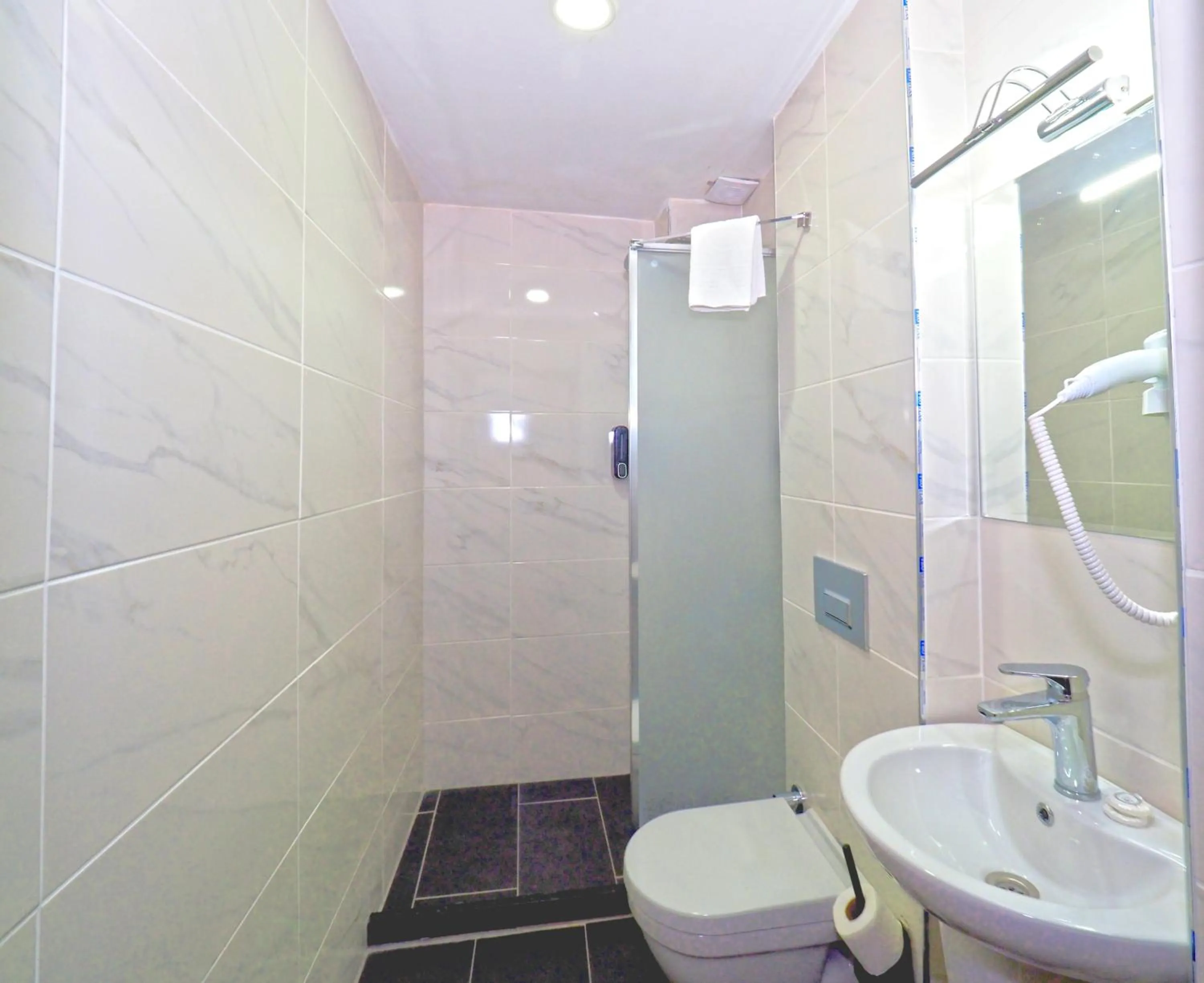 Shower in Diamond Hotel Old Town