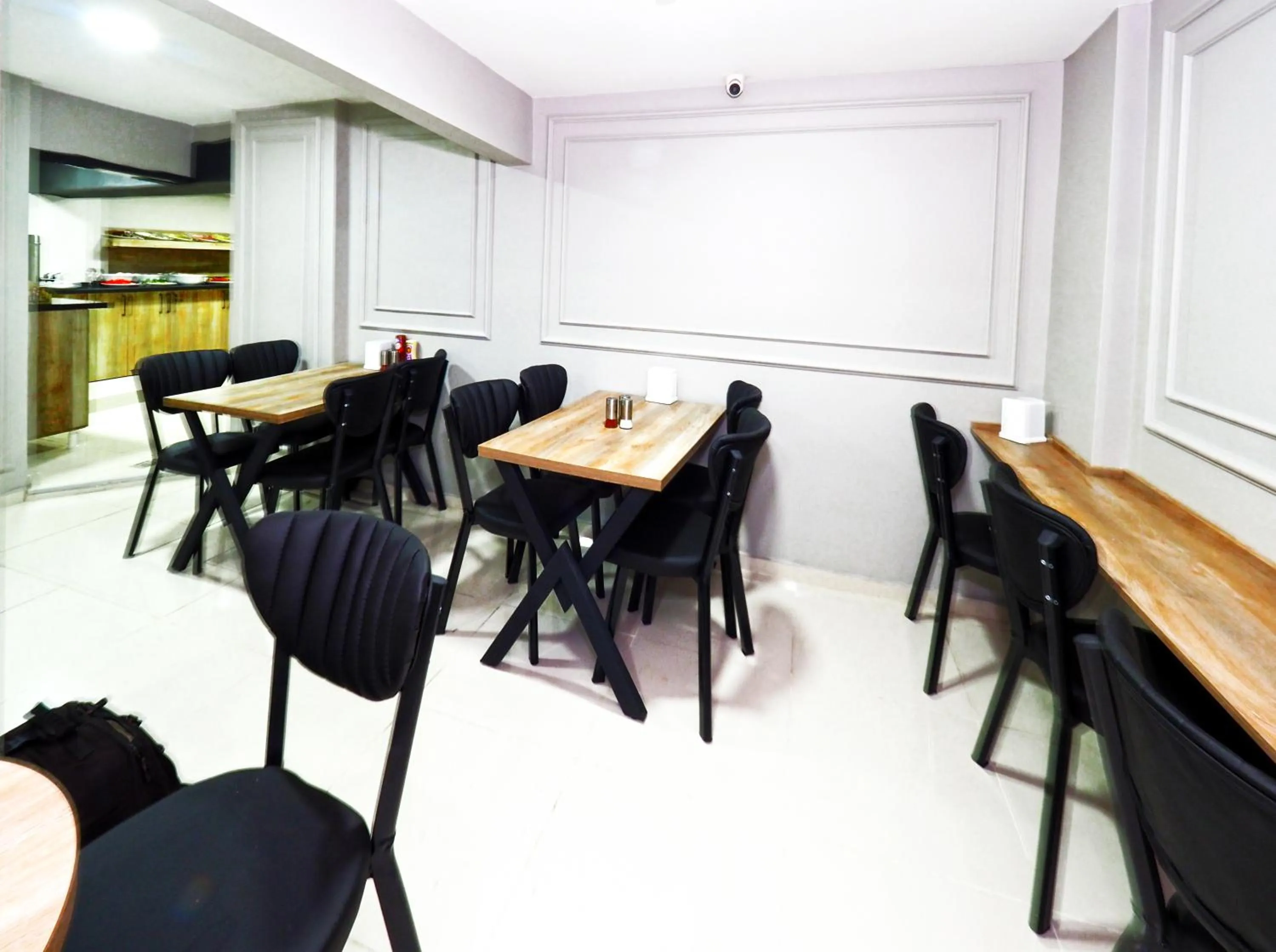 Dining area in Diamond Hotel Old Town