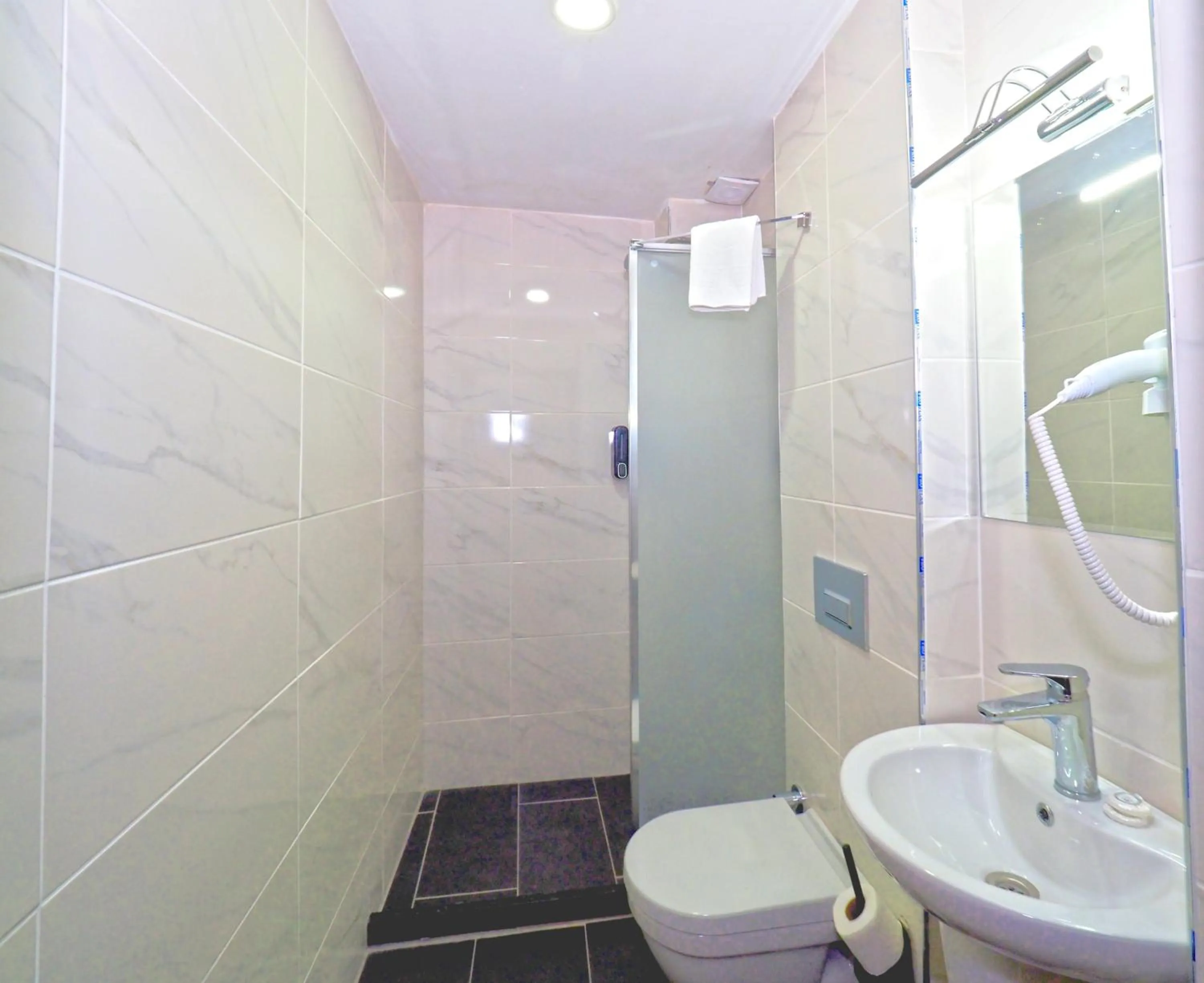 Shower in Diamond Hotel Old Town