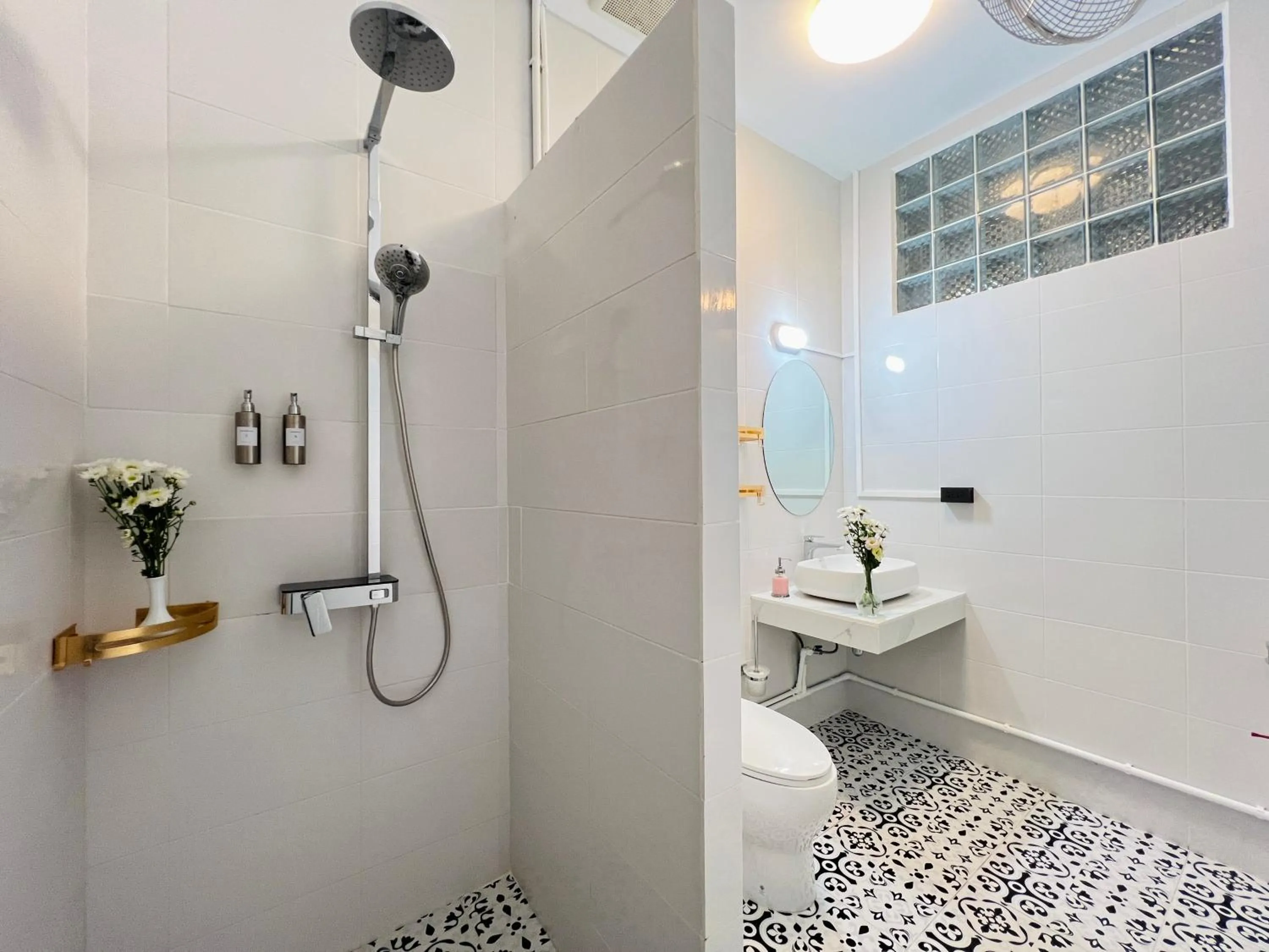 Shower in Garden House Rice Field and Mountain View