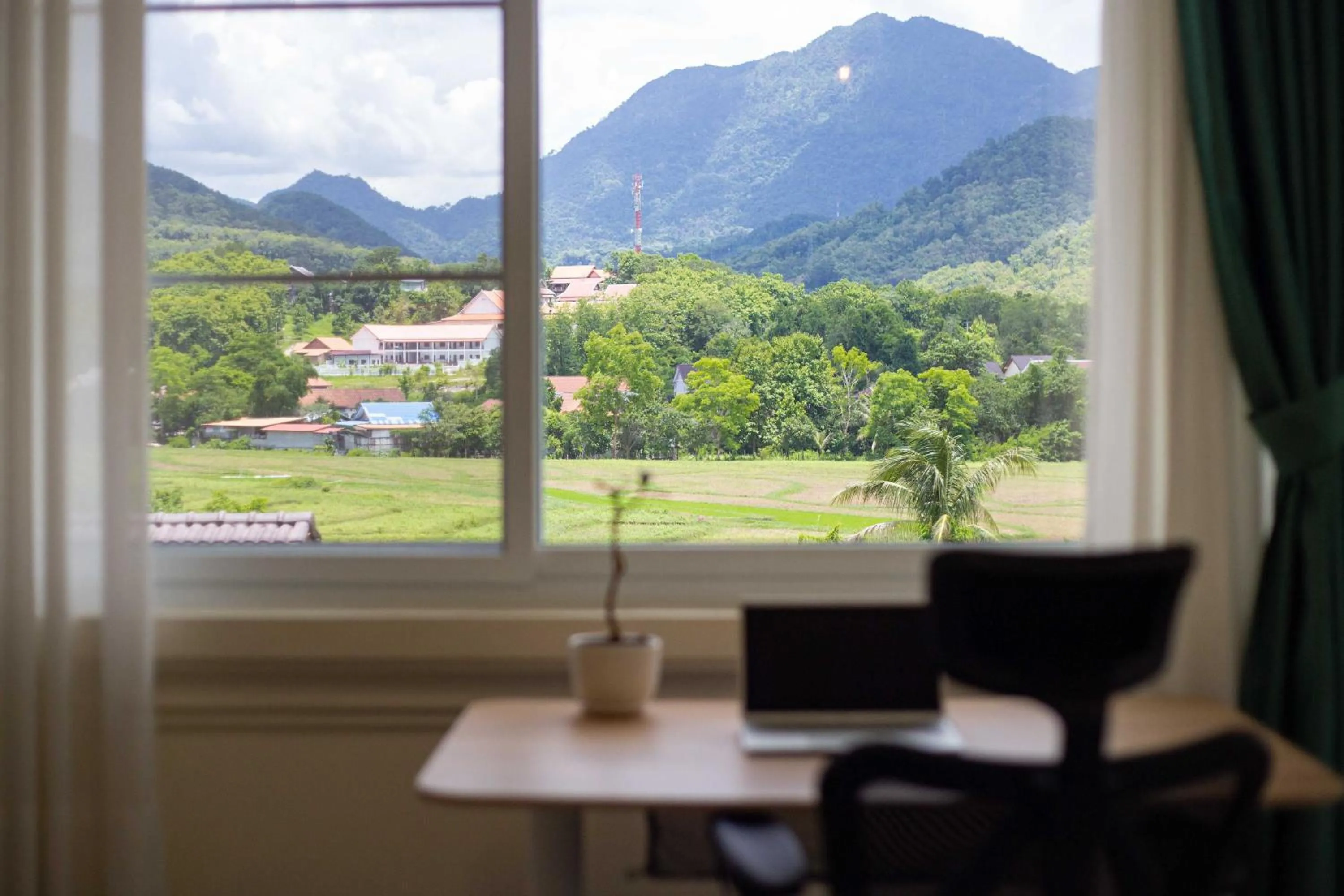 Communal lounge/ TV room in Garden House Rice Field and Mountain View