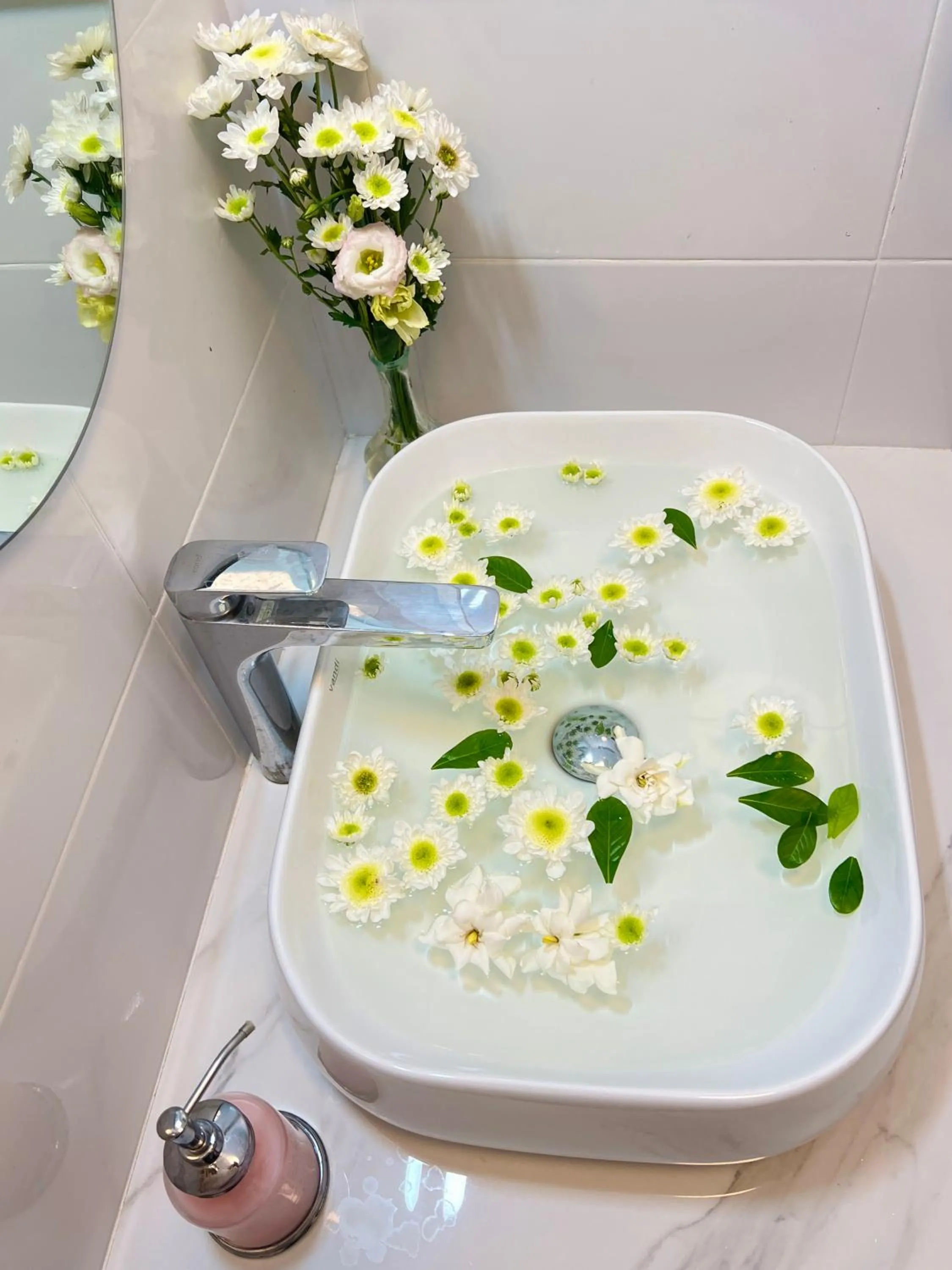 Bathroom in Garden House Rice Field and Mountain View