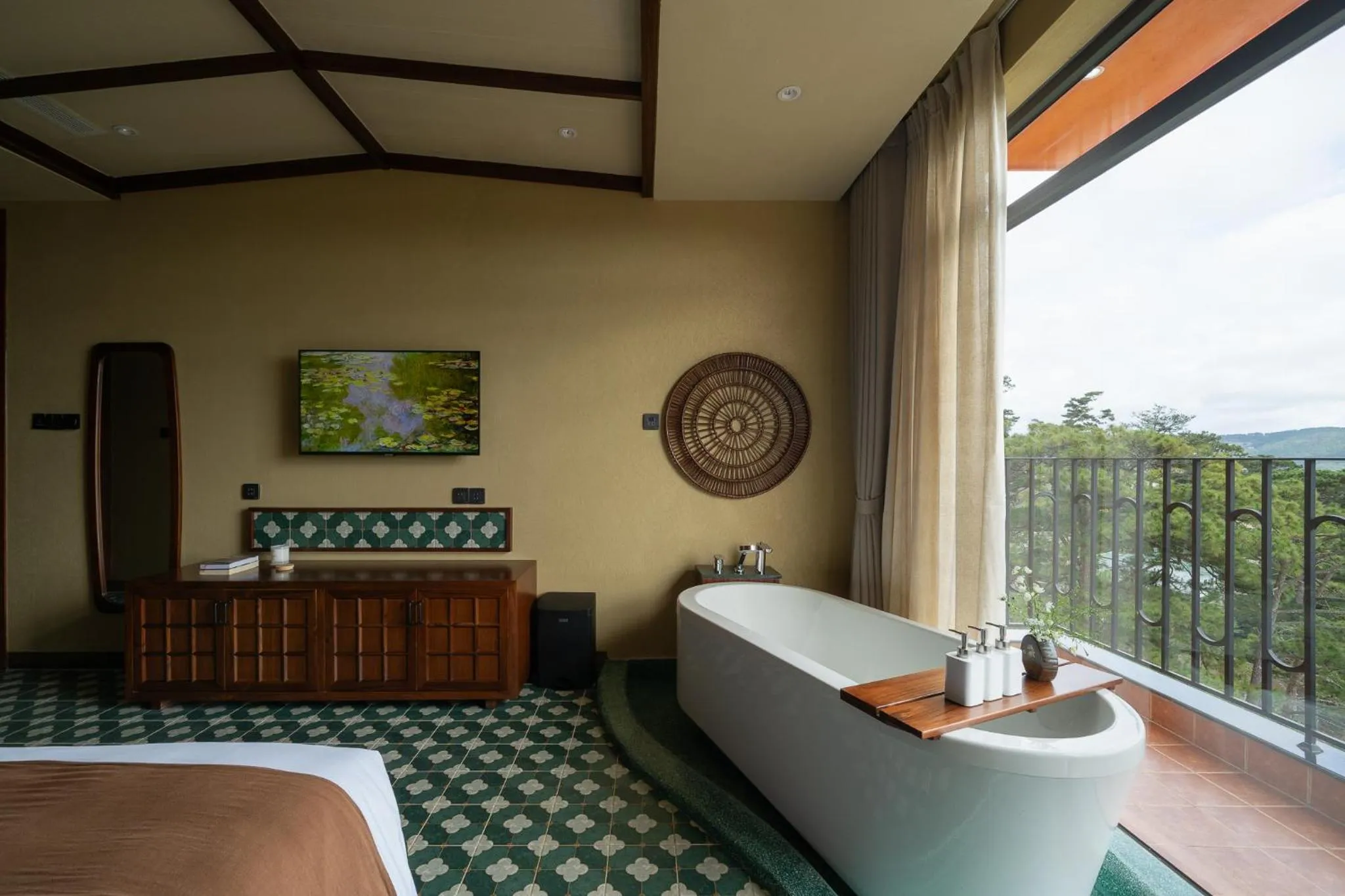 Bath, Bed in The Mist Boutique DaLat Hotel