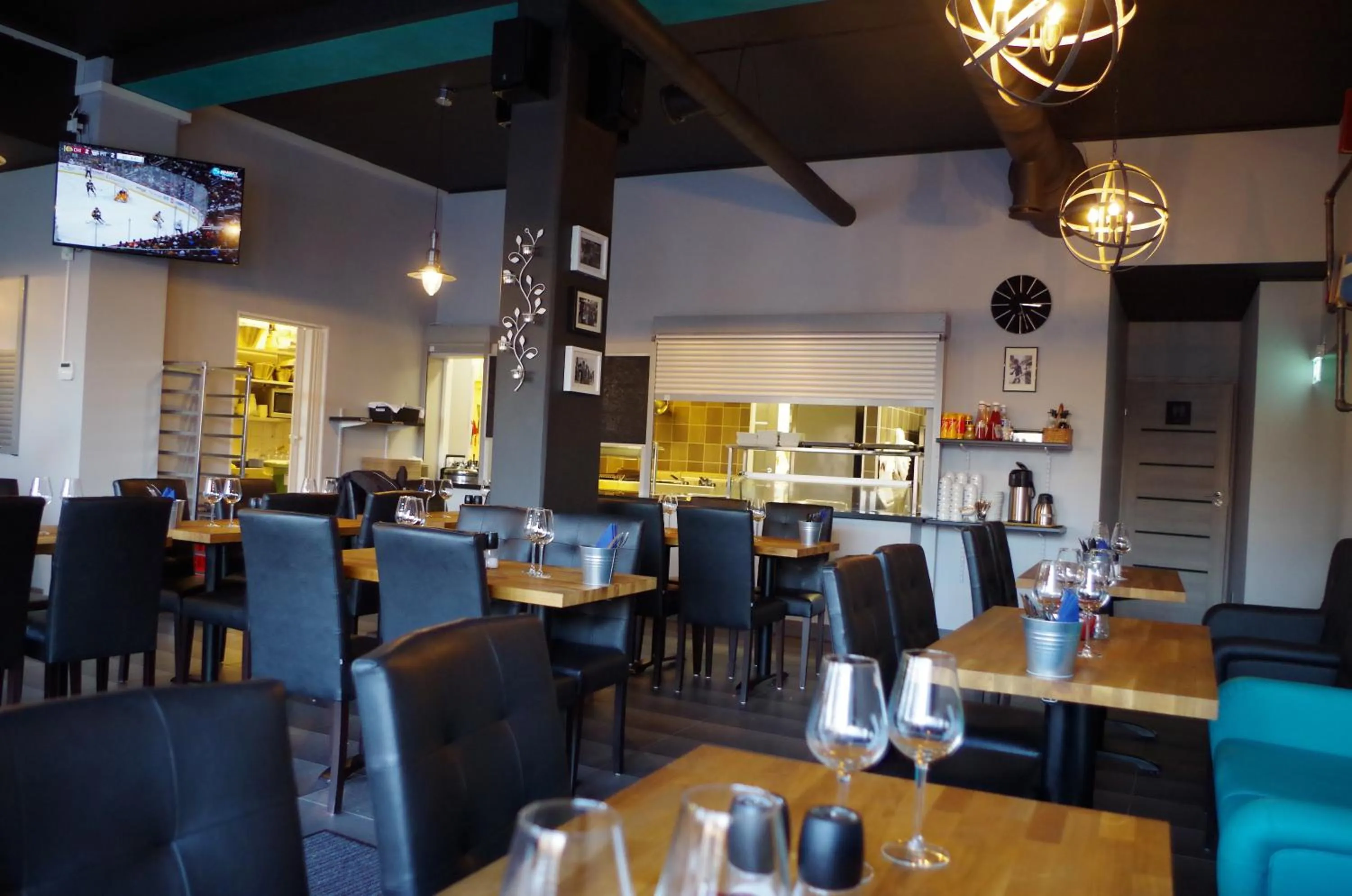 Restaurant/places to eat in Spoton Hostel & Sportsbar