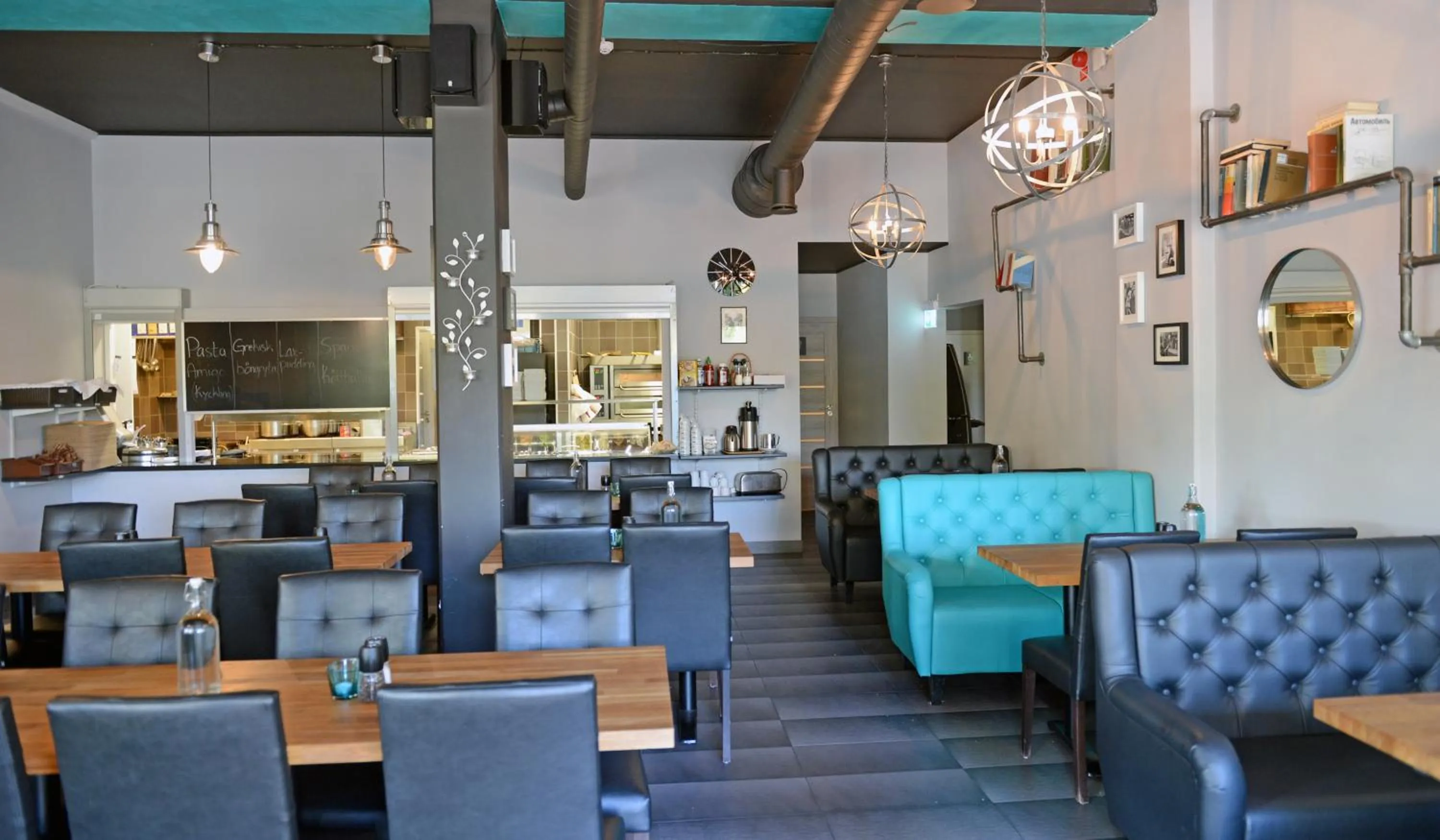 Restaurant/places to eat in Spoton Hostel & Sportsbar