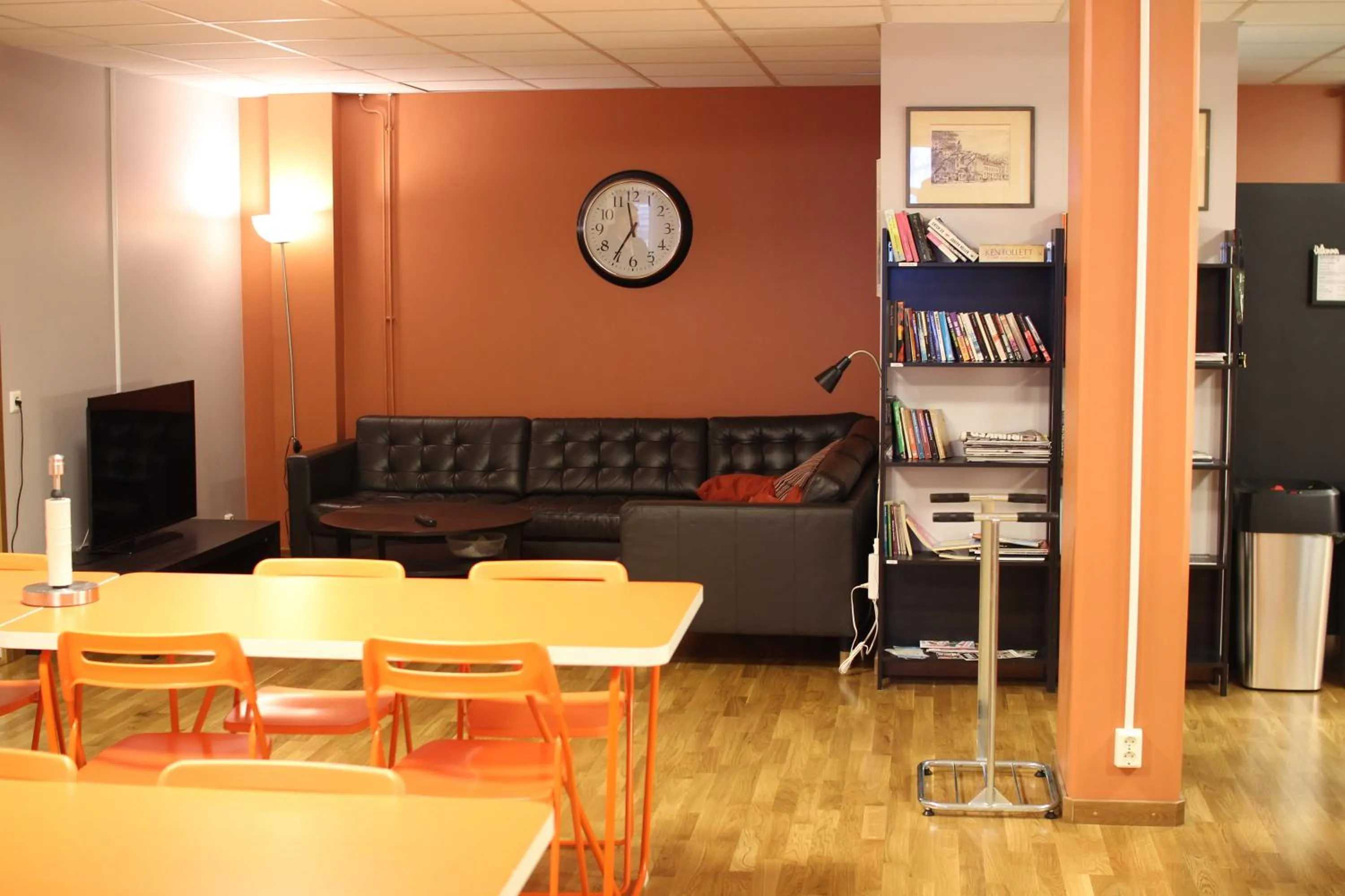 Communal lounge/ TV room in Spoton Hostel & Sportsbar