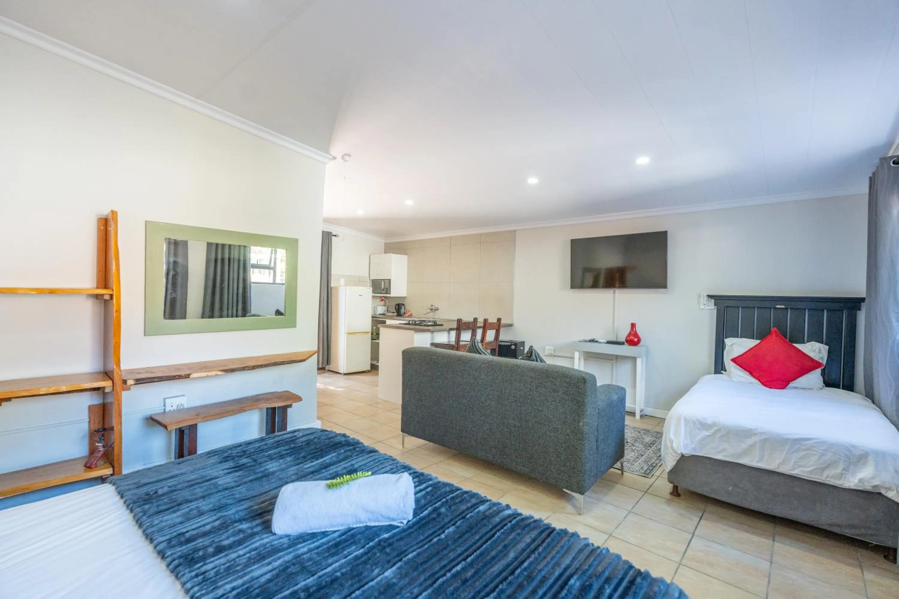 Bed in Tidewaters River Lodge