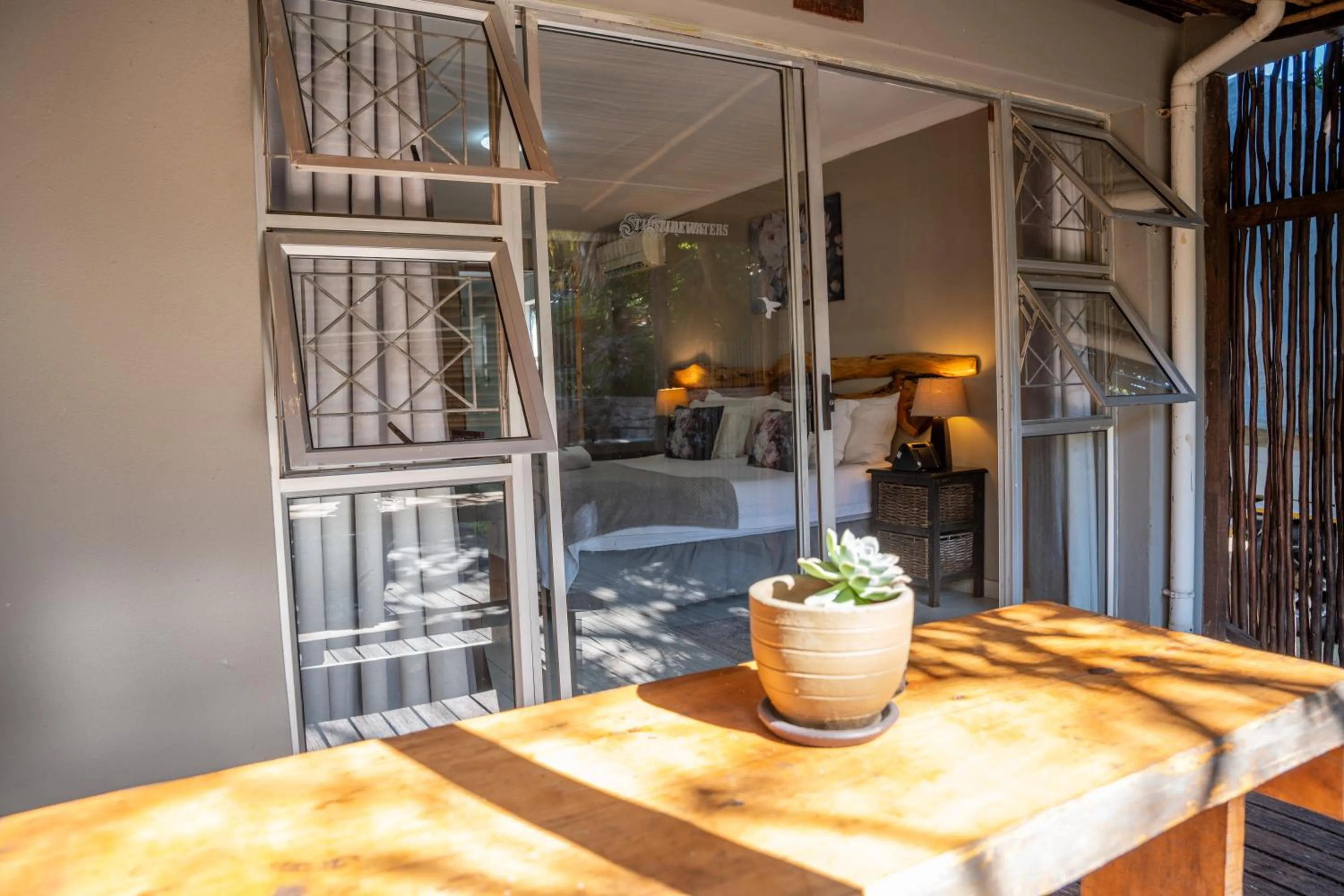 Seating area, Bed in Tidewaters River Lodge