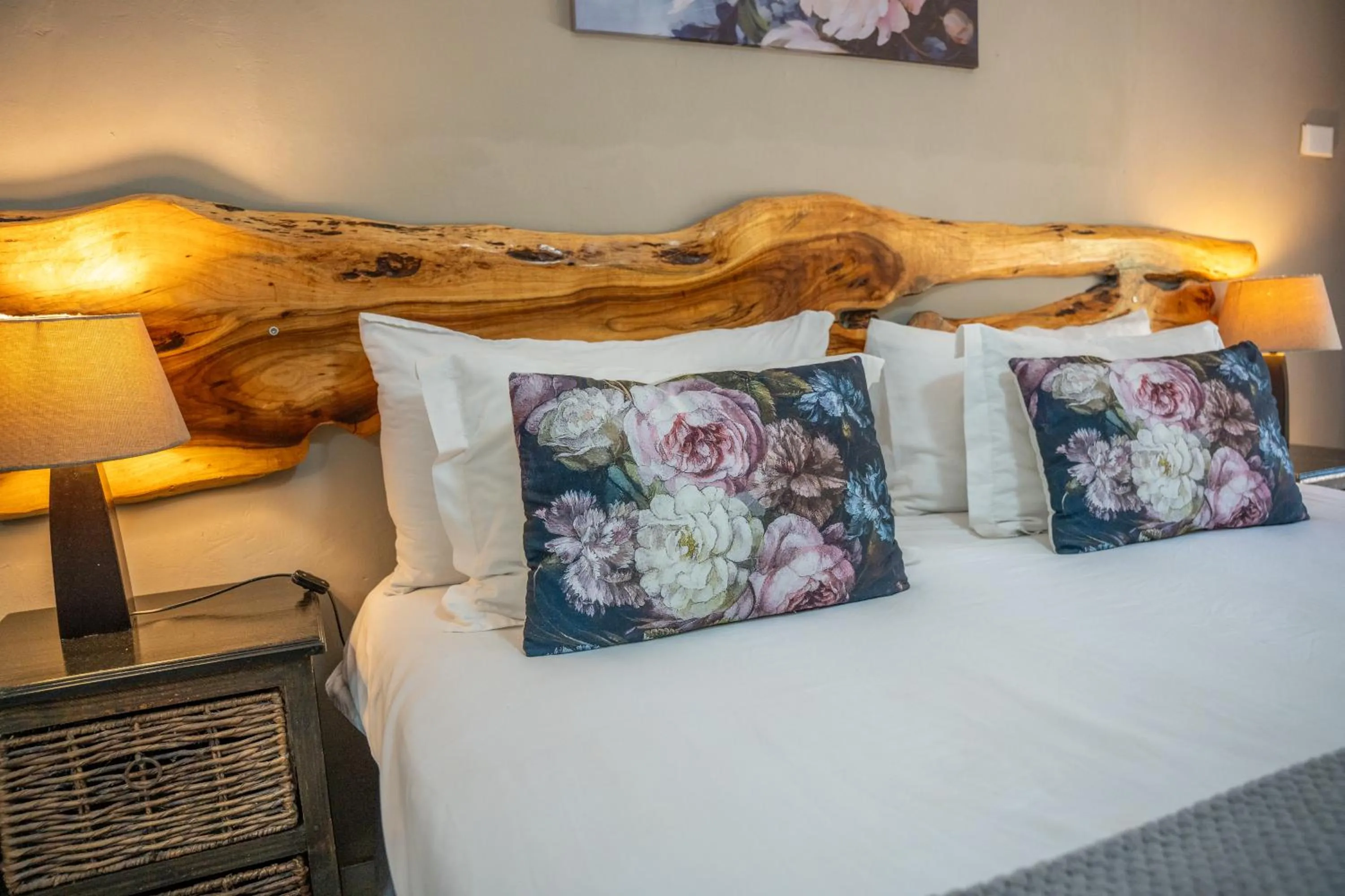 Bed in Tidewaters River Lodge